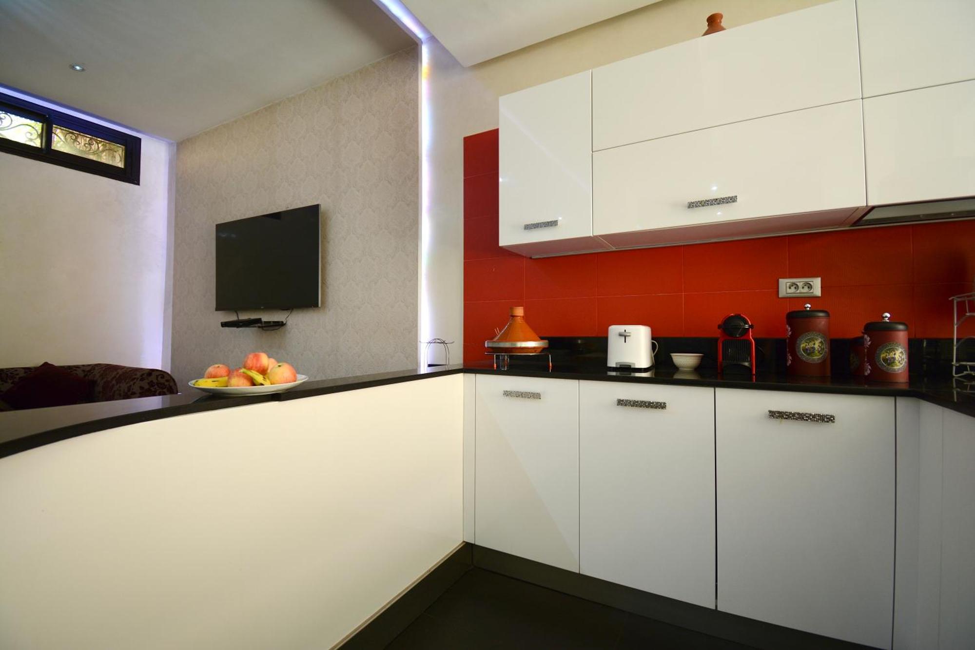 2 King Suites- Pool,ac & Parking-central Location *