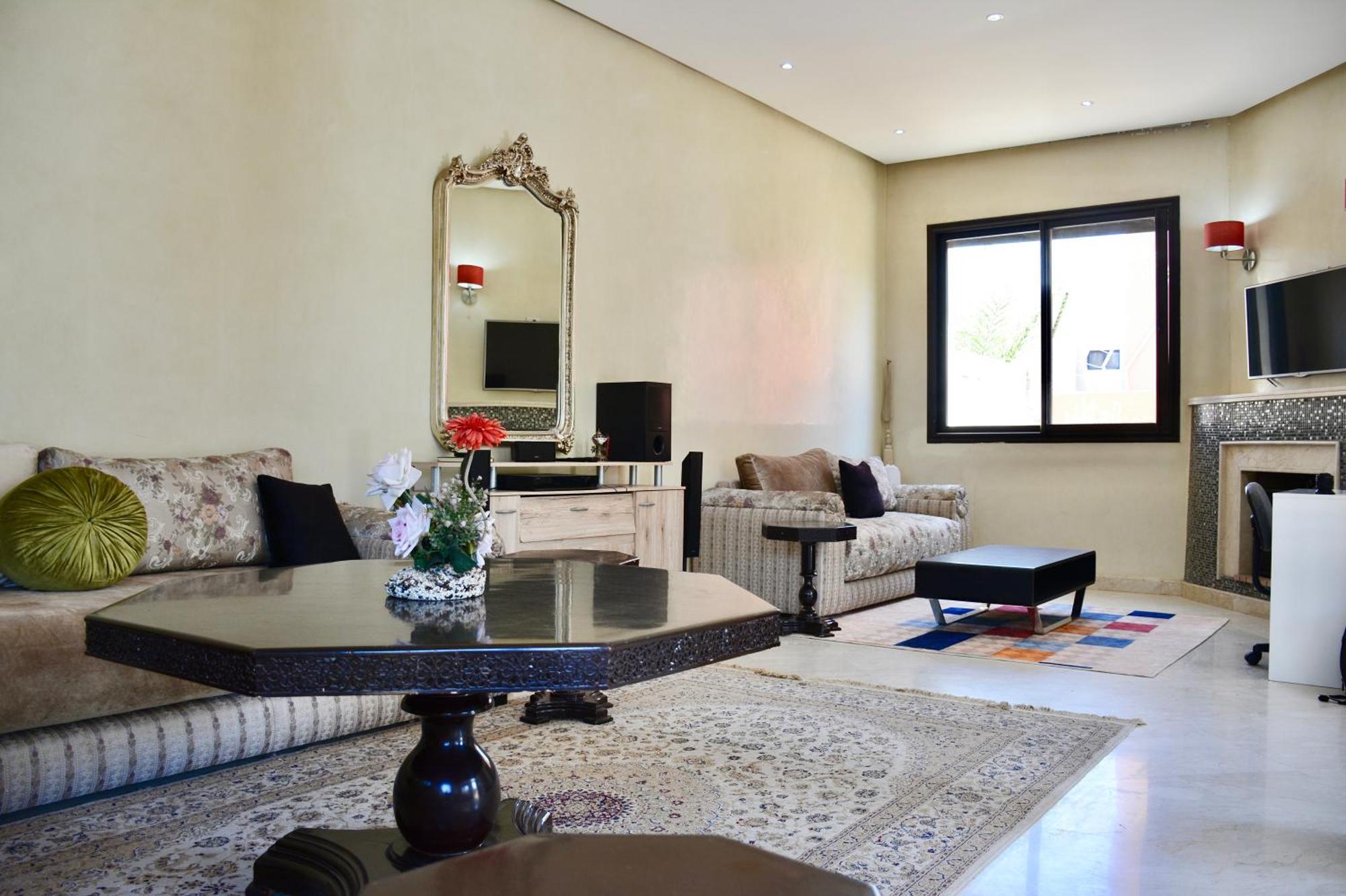 2 King Suites- Pool,ac & Parking-central Location Villa