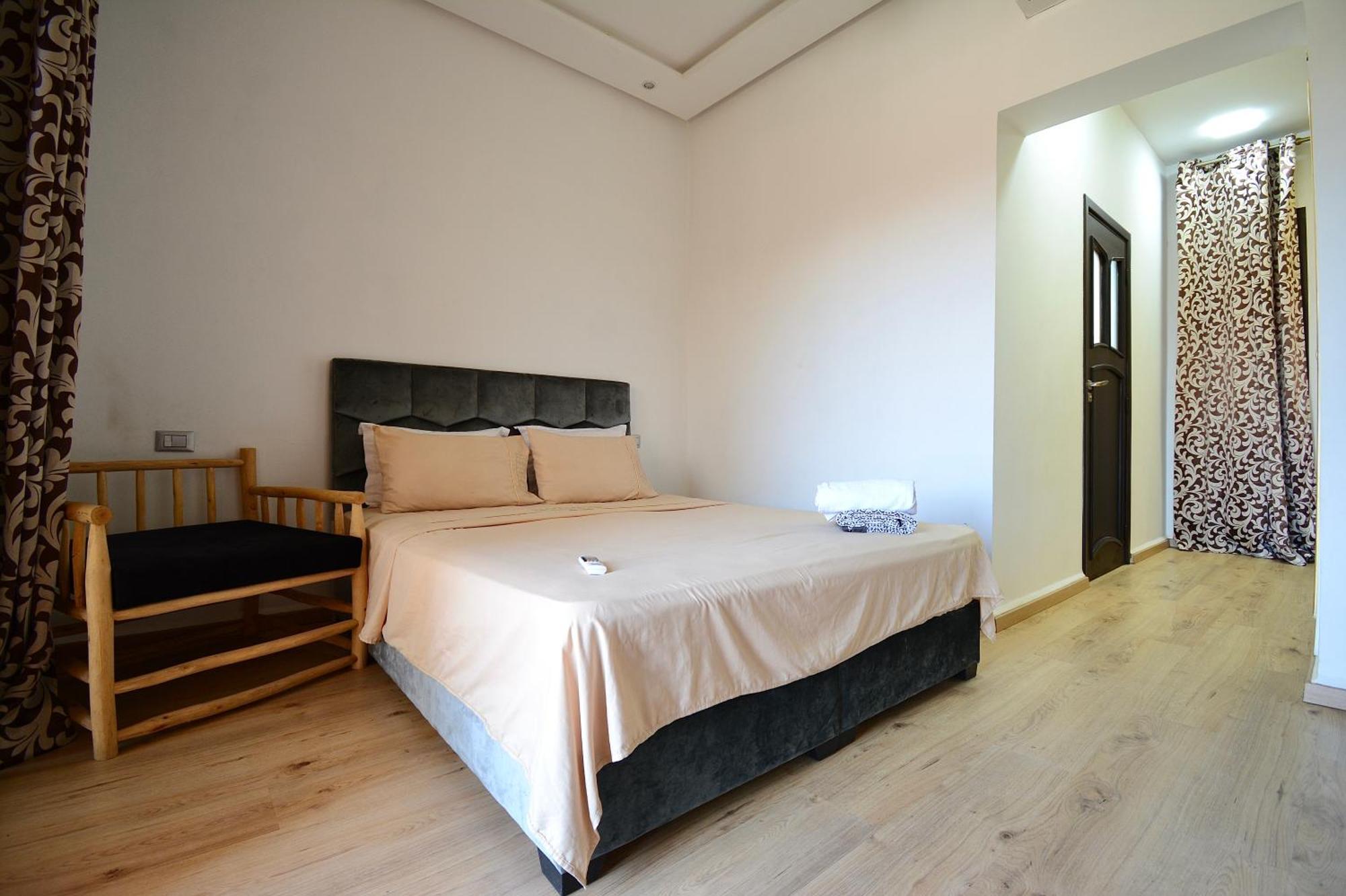2 King Suites- Pool,ac & Parking-central Location