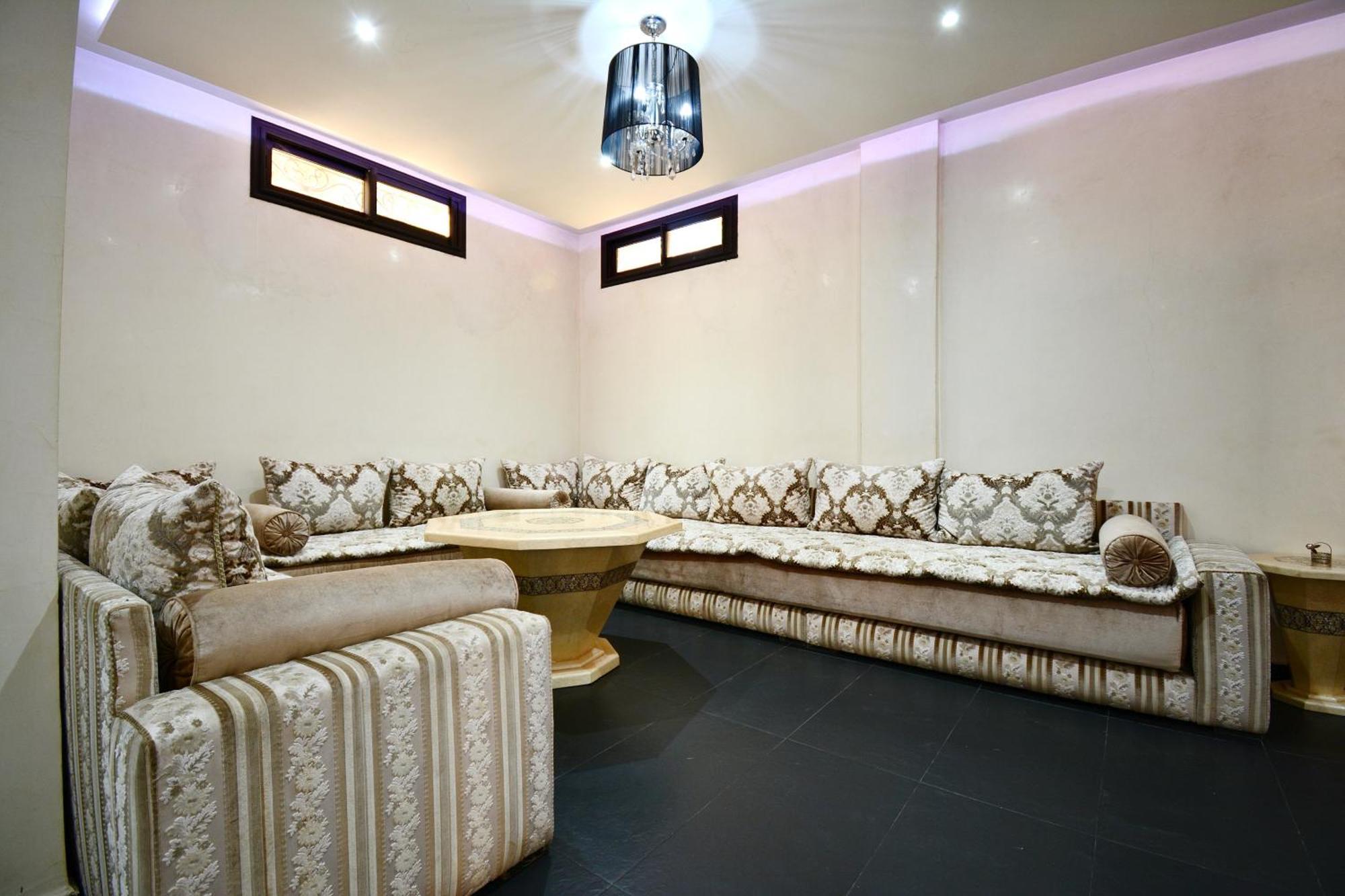 2 King Suites- Pool,ac & Parking-central Location Villa