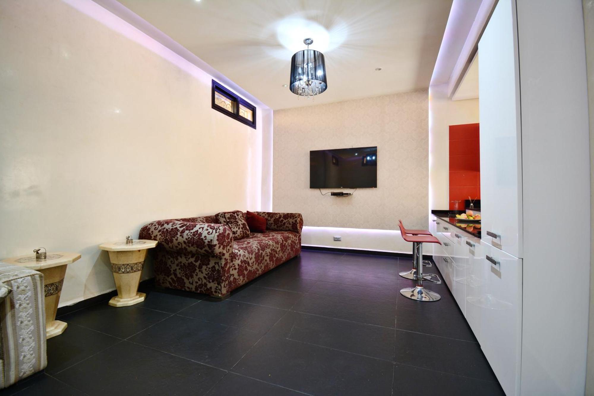 Villa 2 King Suites- Pool,ac & Parking-central Location