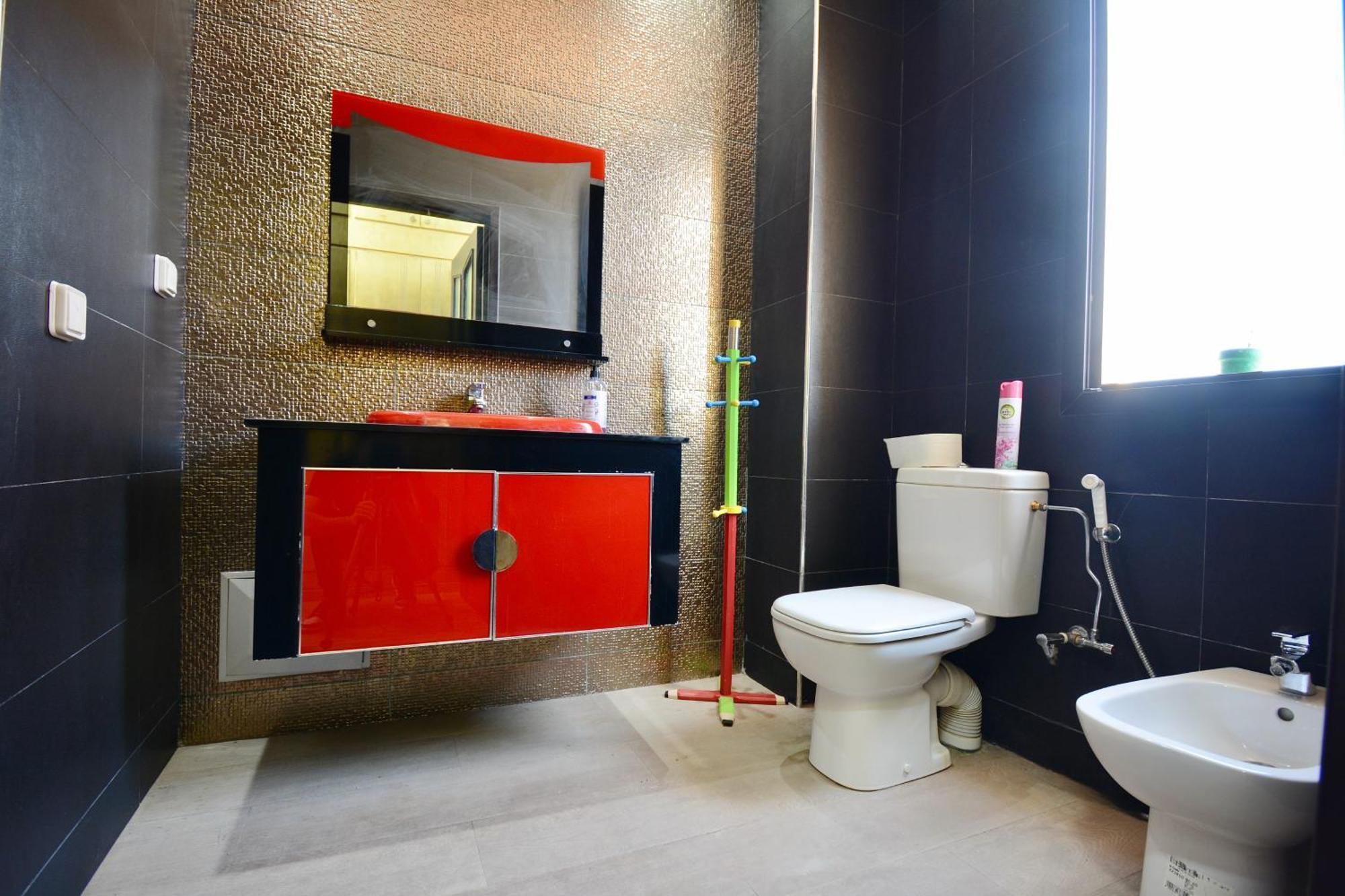 Villa 2 King Suites- Pool,ac & Parking-central Location