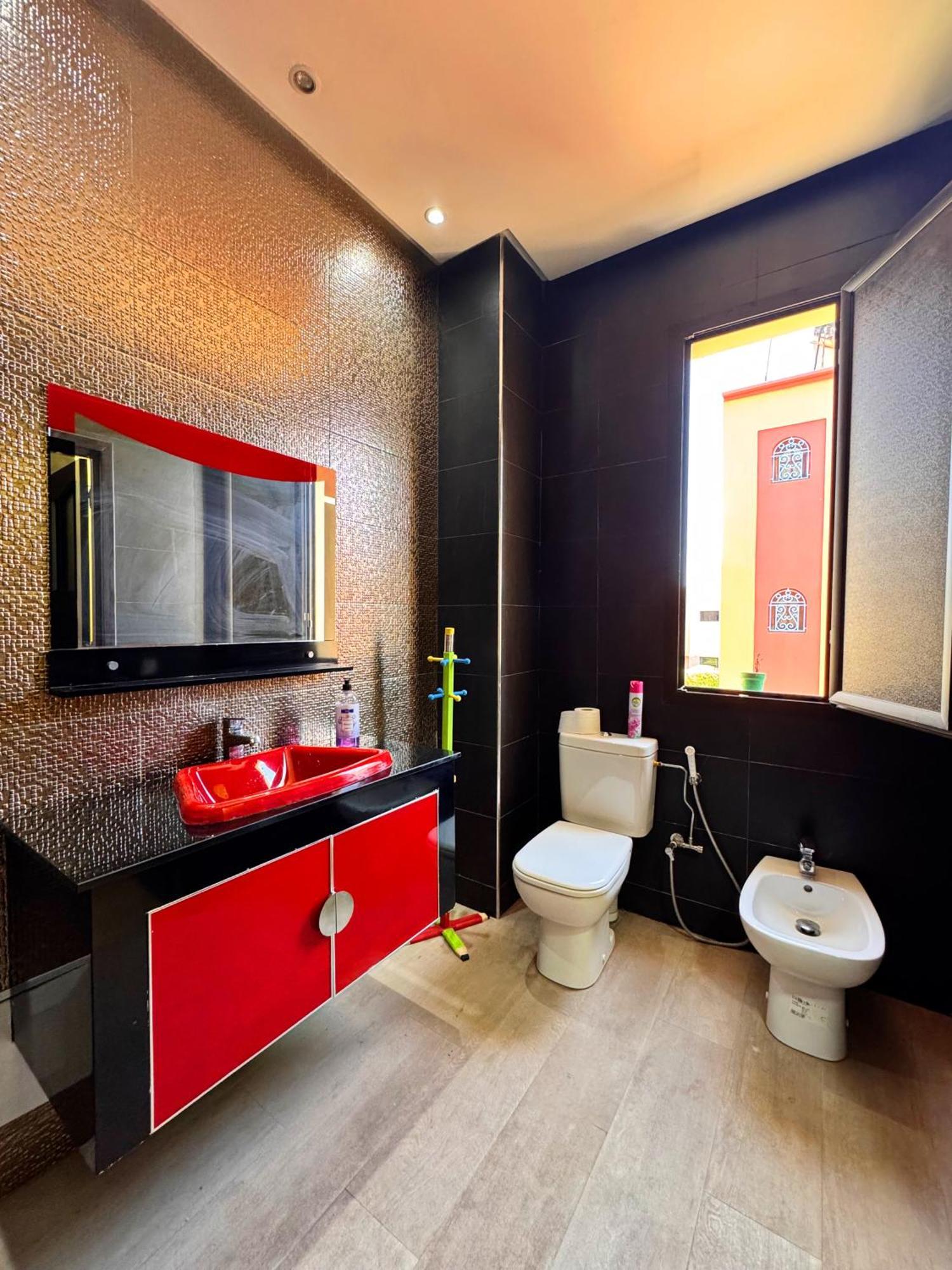 2 King Suites- Pool,ac & Parking-central Location Villa