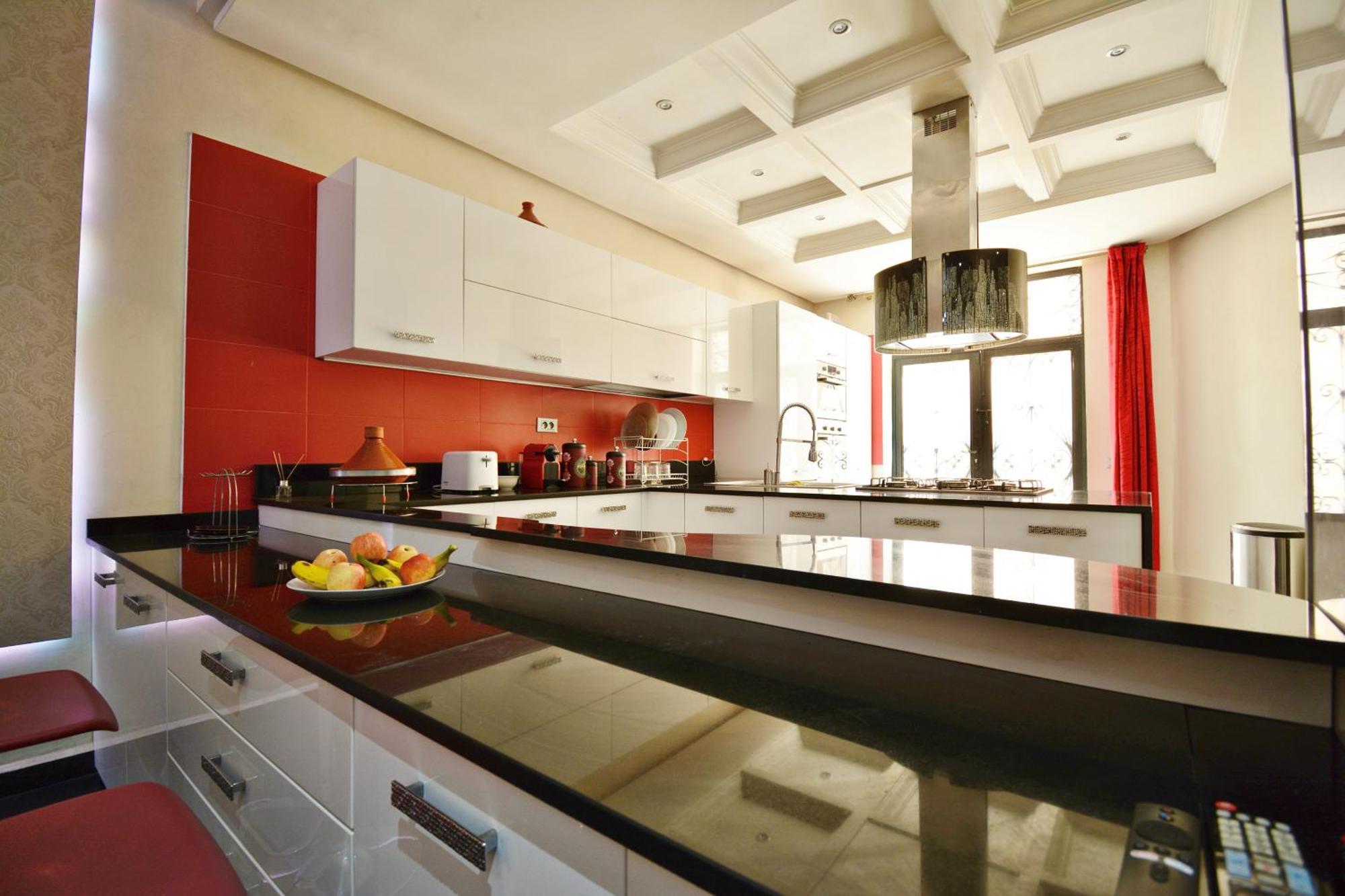 Villa 2 King Suites- Pool,ac & Parking-central Location *