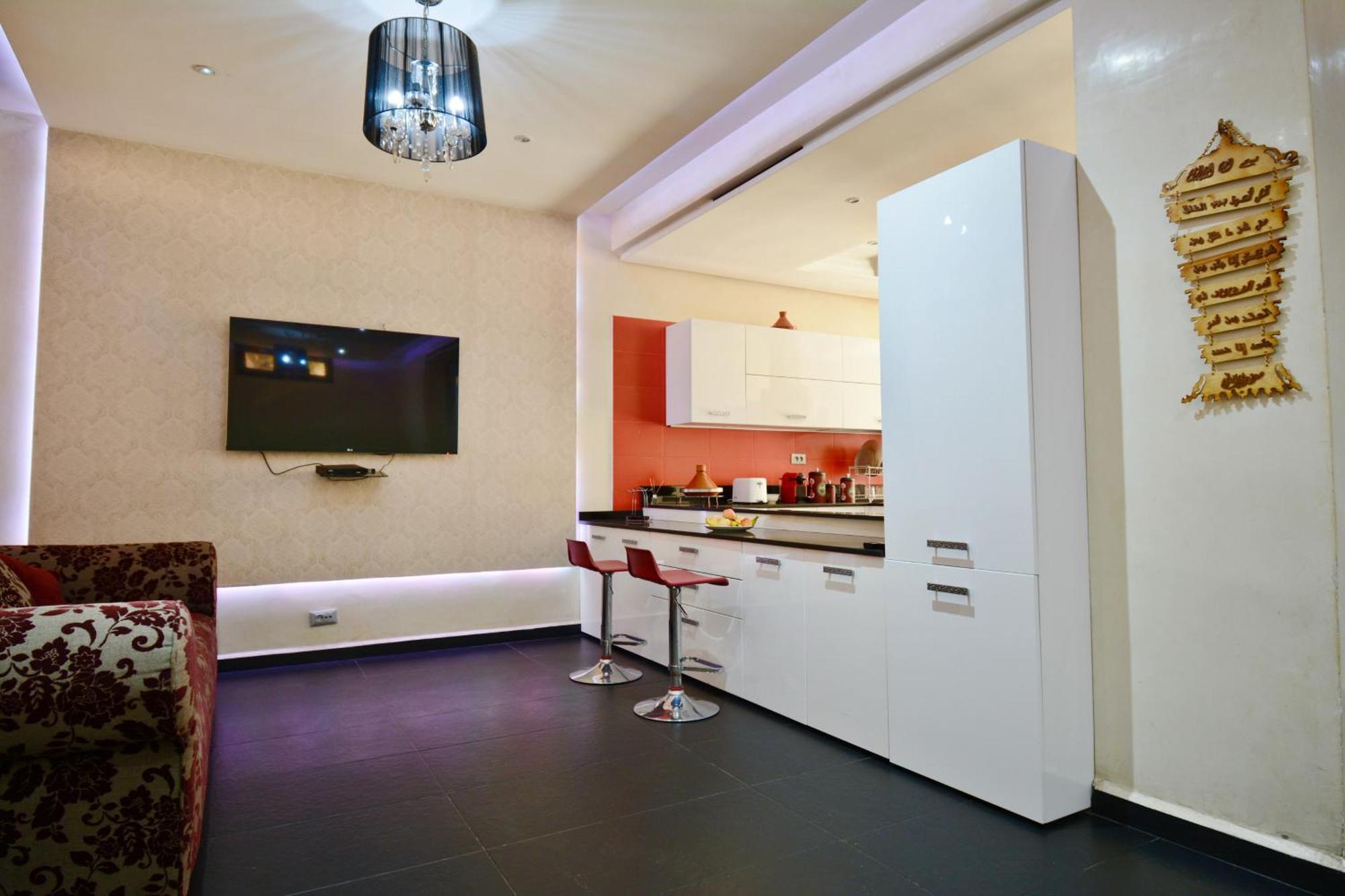 Villa 2 King Suites- Pool,ac & Parking-central Location
