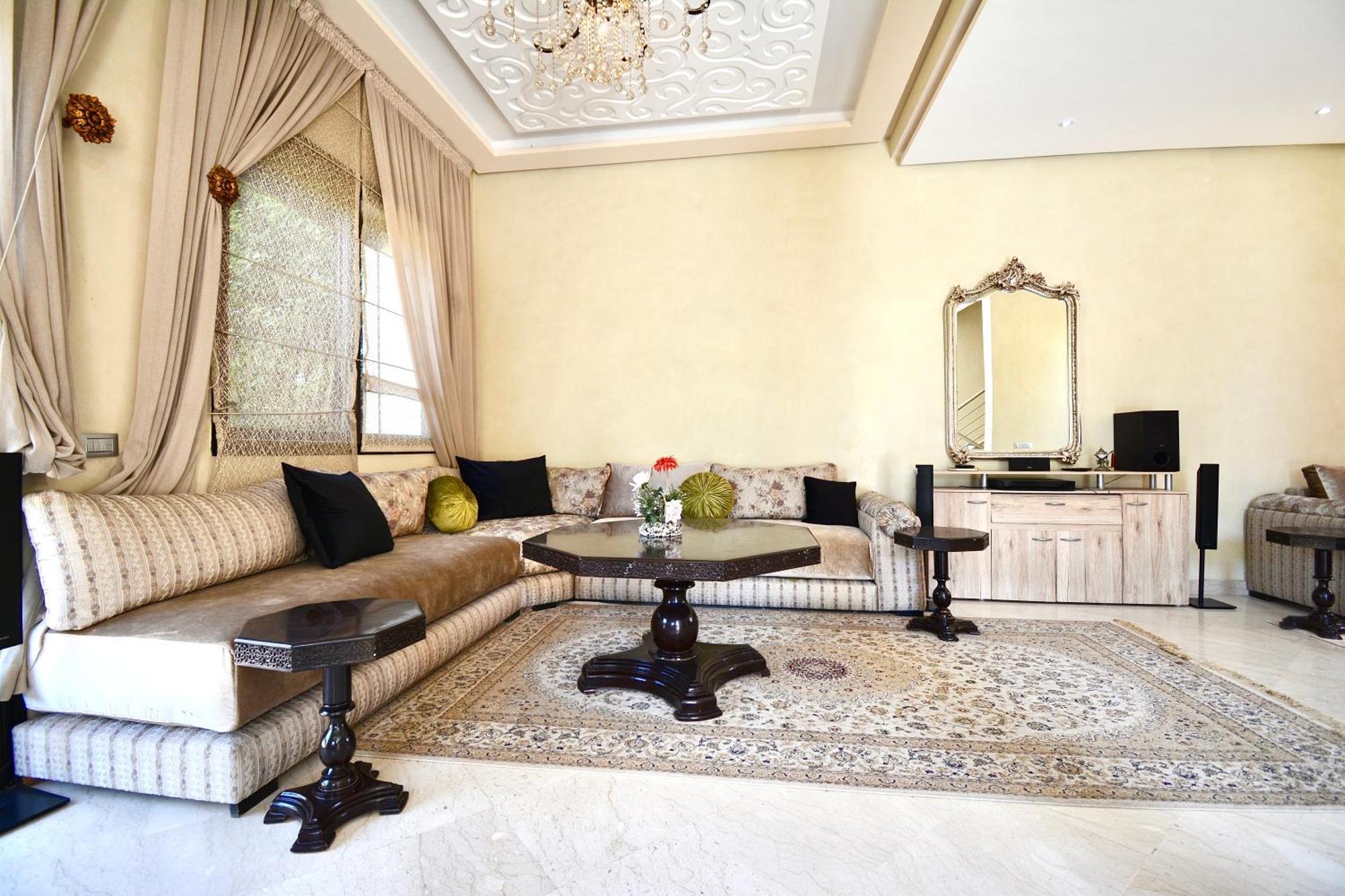2 King Suites- Pool,ac & Parking-central Location *