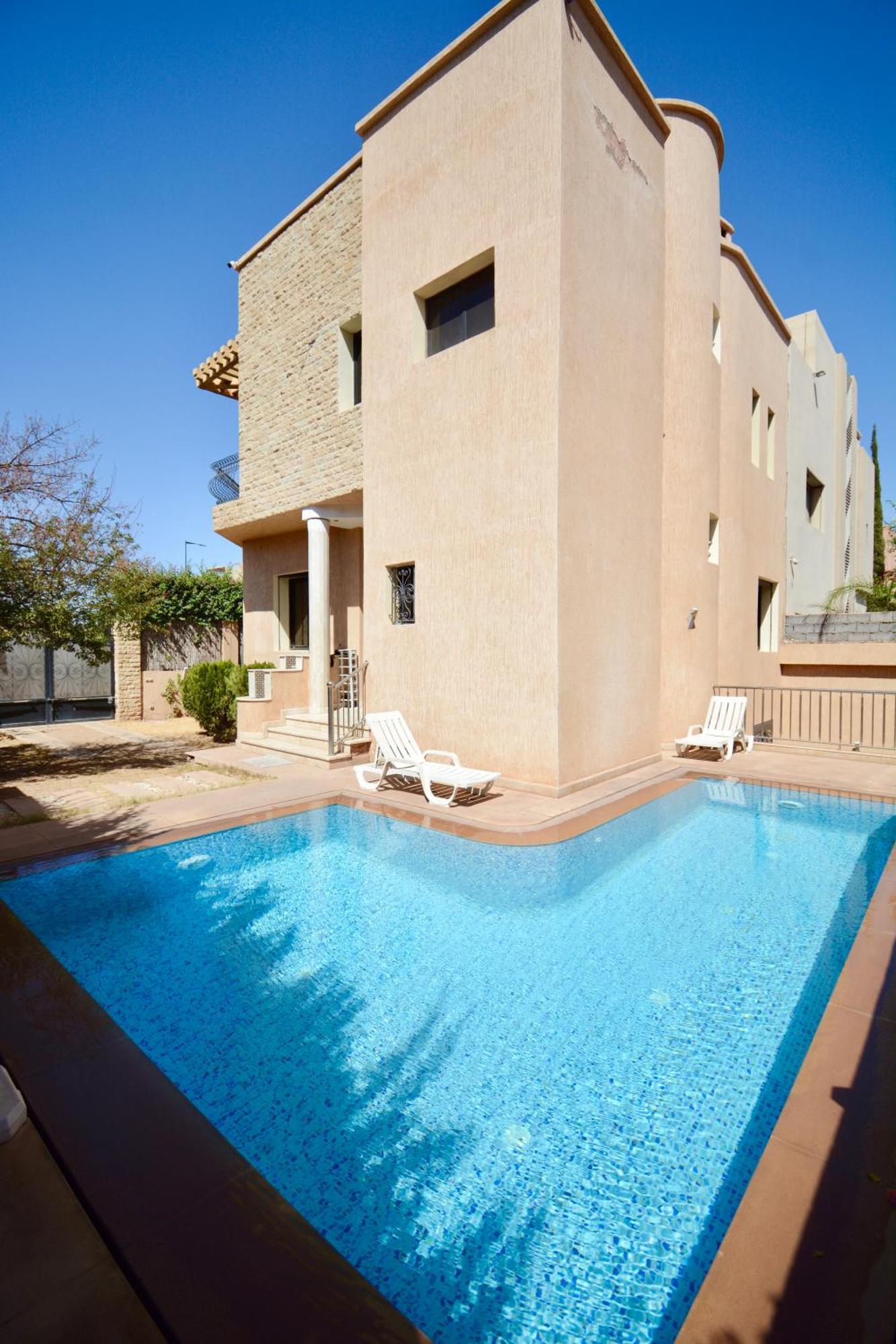 2 King Suites- Pool,ac & Parking-central Location Villa