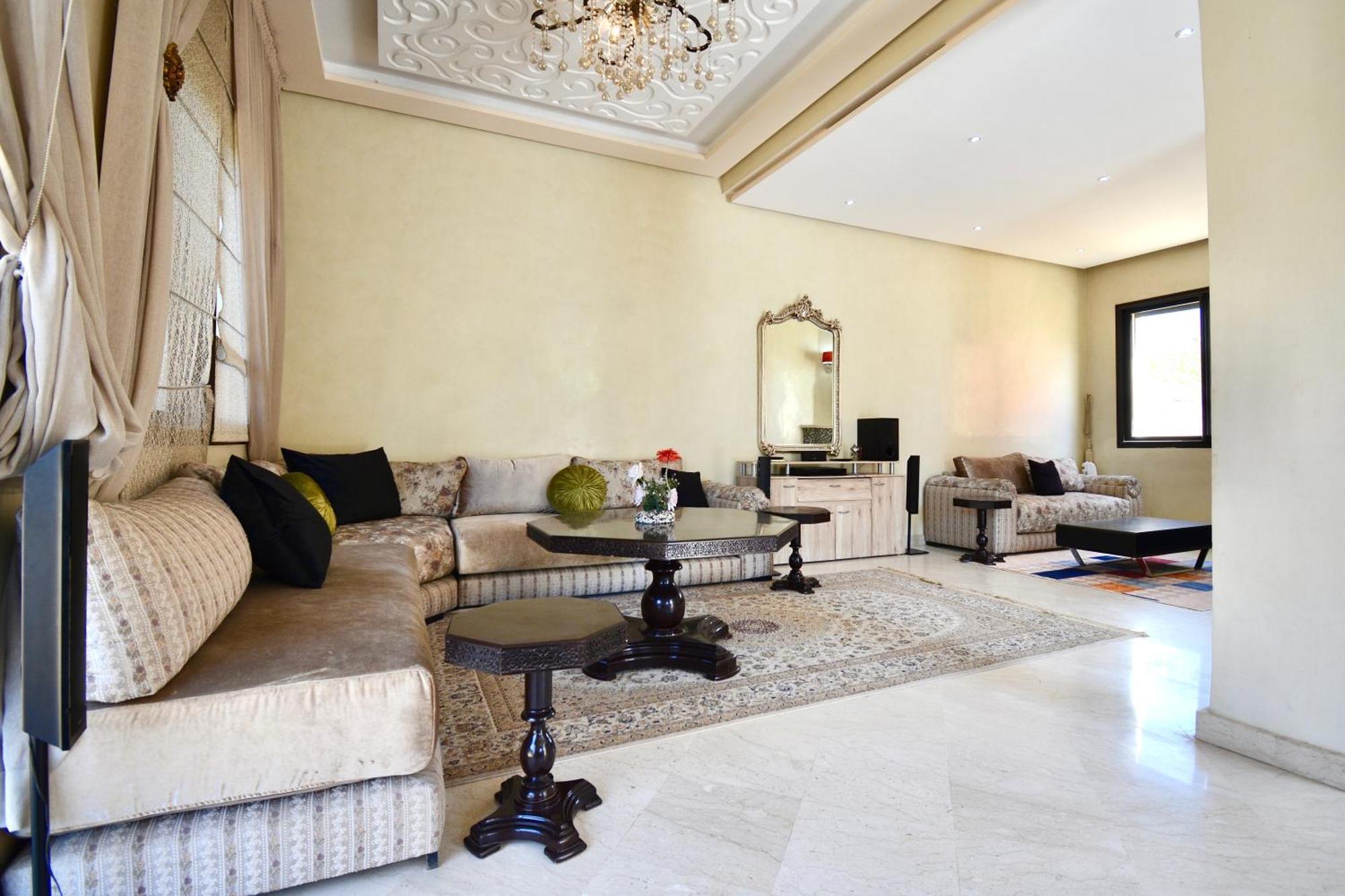 Villa 2 King Suites- Pool,ac & Parking-central Location *