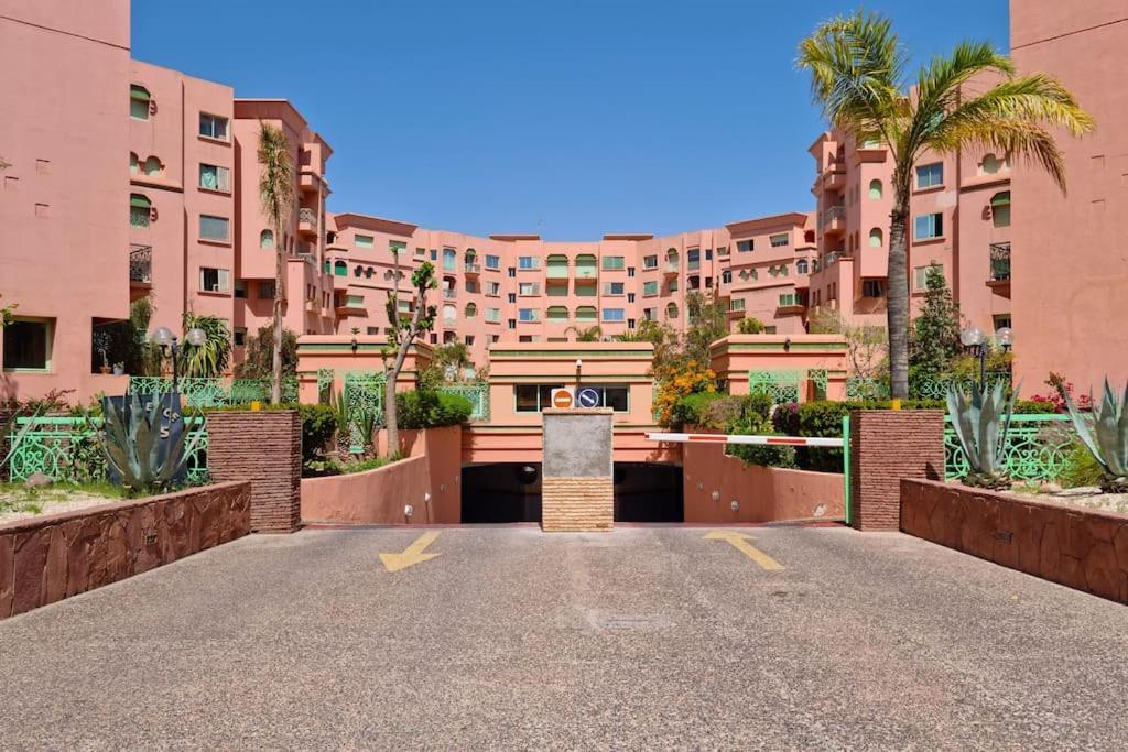 Location New Hivernag Pool Freeparking *
