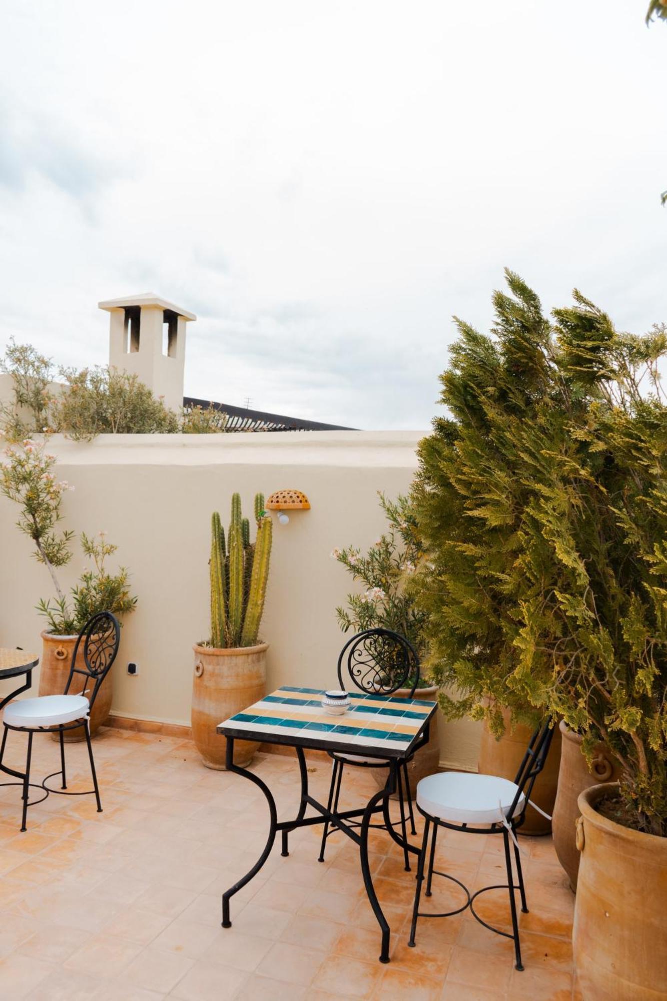 Boutique La Maison Darts Et Medicine