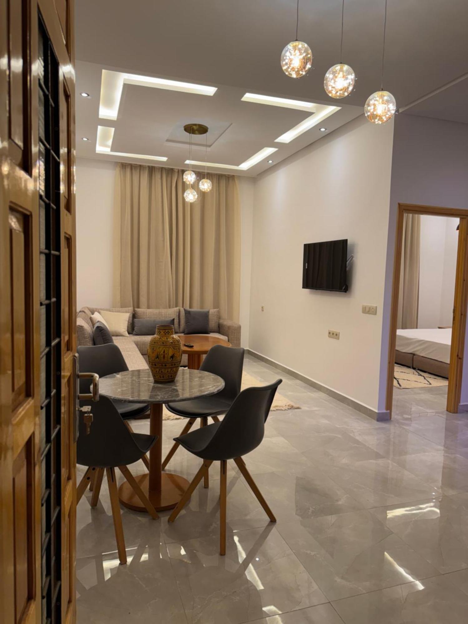 Square Apartment *