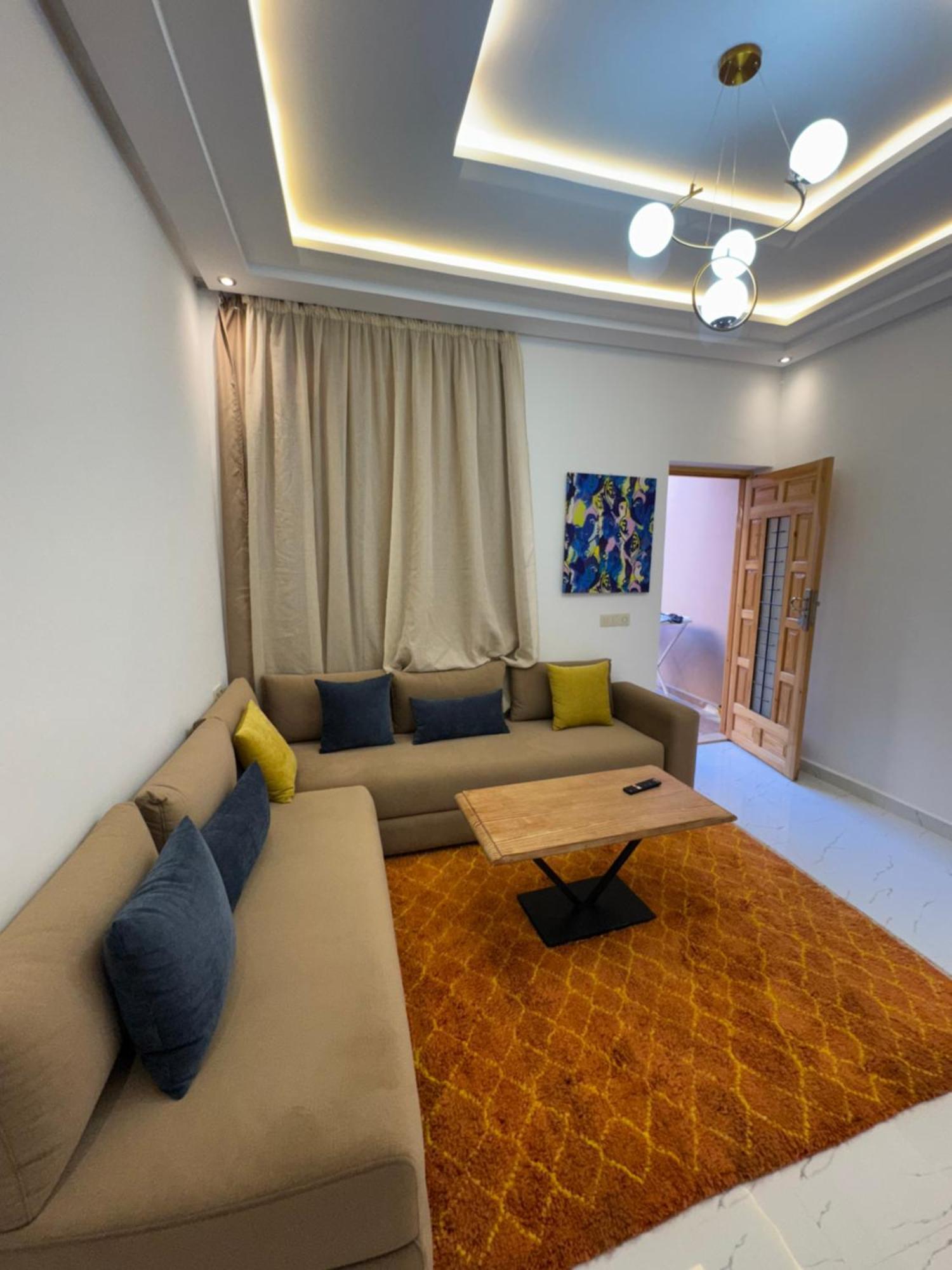 Square Apartment *