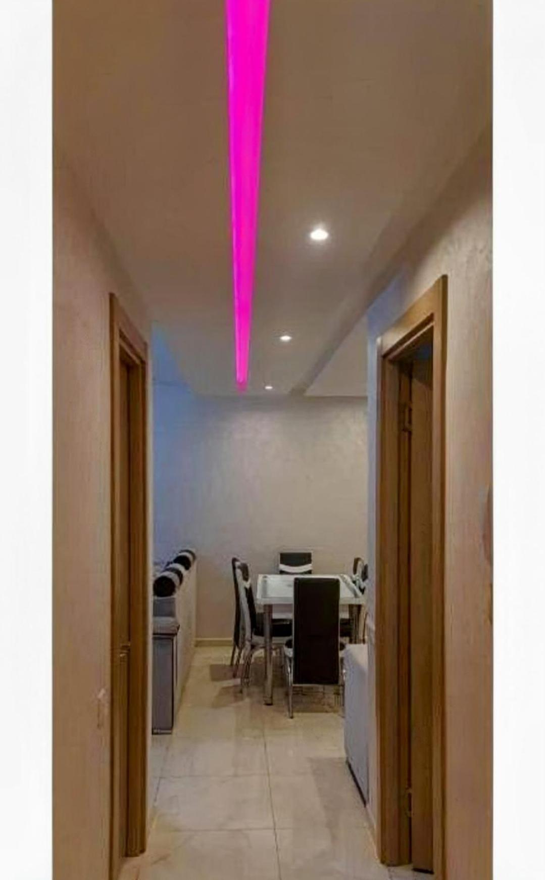 Un Elegant A Louer A Marrakech Avec Deux Piscines Et Situation En Centre Apartment