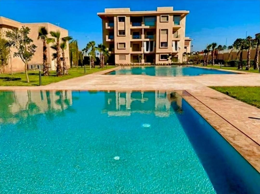 Un Elegant A Louer A Marrakech Avec Deux Piscines Et Situation En Centre
