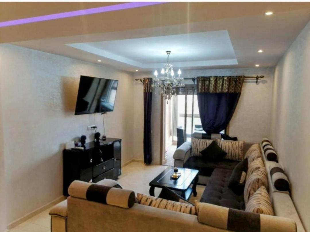 Un Elegant A Louer A Marrakech Avec Deux Piscines Et Situation En Centre Appartement