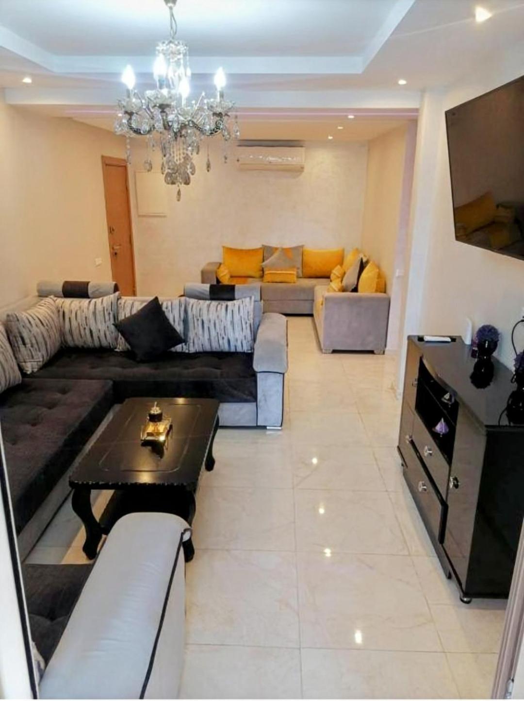 Appartement Un Elegant A Louer A Marrakech Avec Deux Piscines Et Situation En Centre *