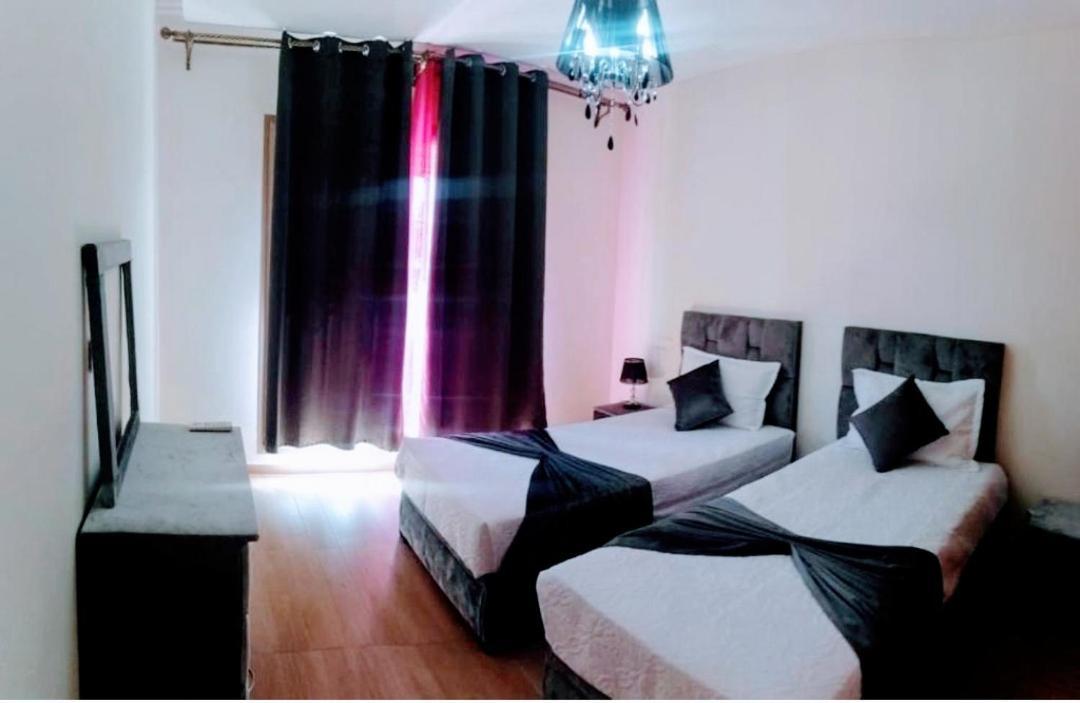 Un Elegant A Louer A Marrakech Avec Deux Piscines Et Situation En Centre Appartement Marrakesh