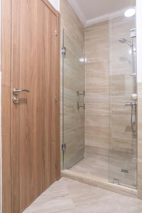 Spacious 2 Bedroom Flat With Wi-fi, Pool And Parking Appartement