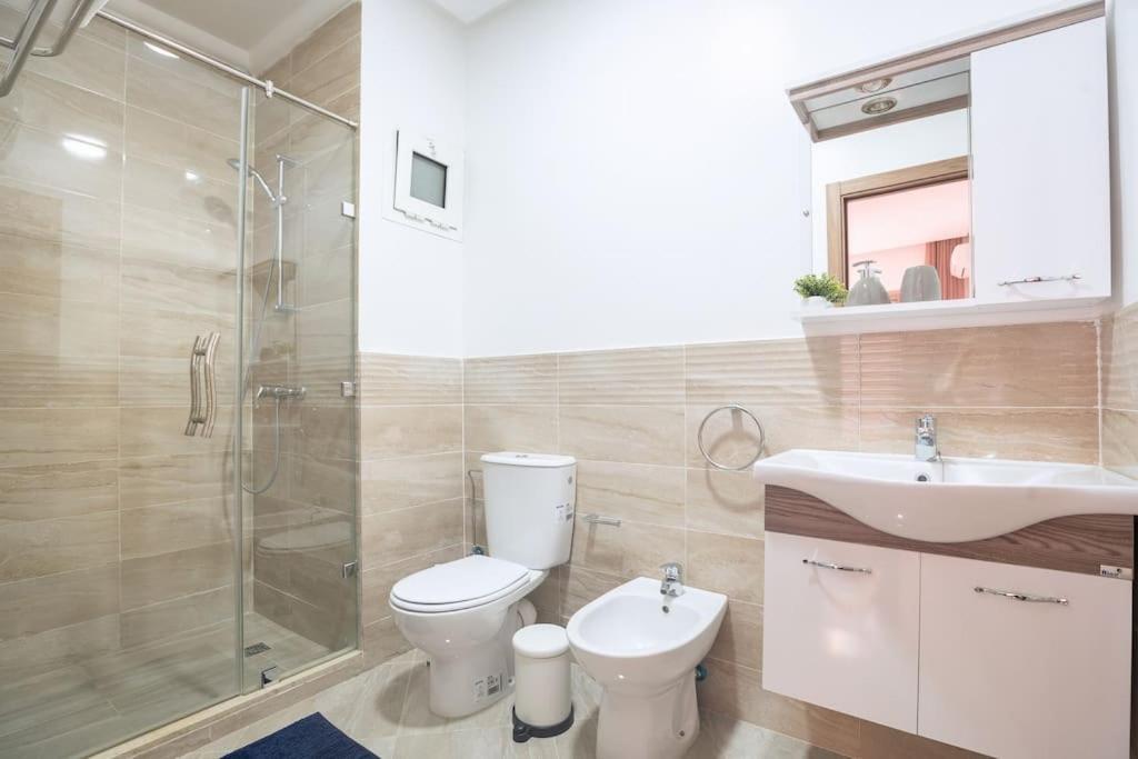 Spacious 2 Bedroom Flat With Wi-fi, Pool And Parking *