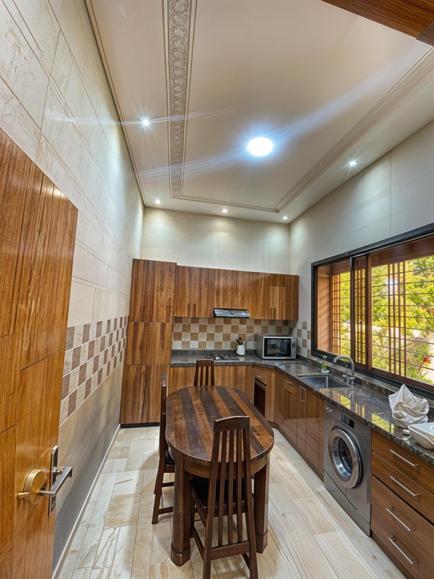 Villa Private Villa, 7 Min To Center, Not Overlooked