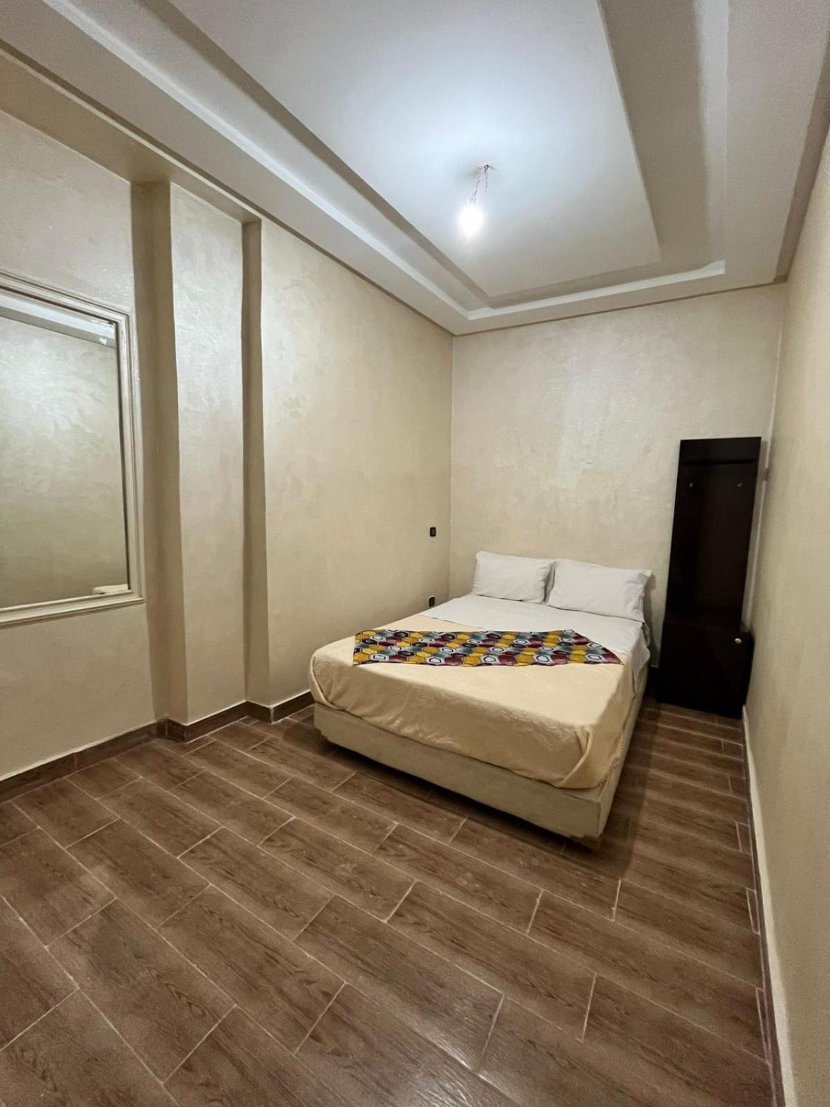 052 Hotel *