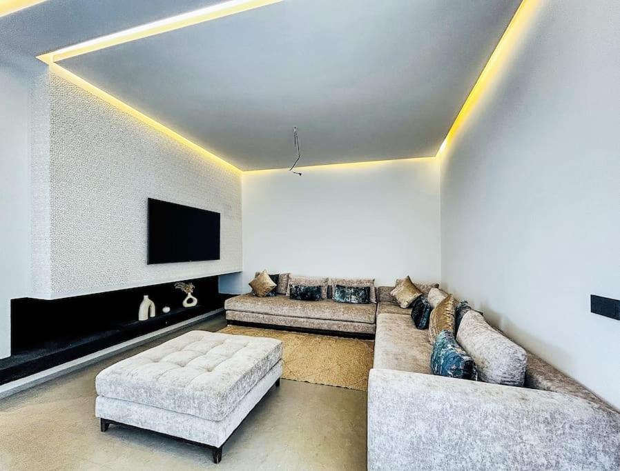 Luxury 4br With Pool, Amelkis Villa