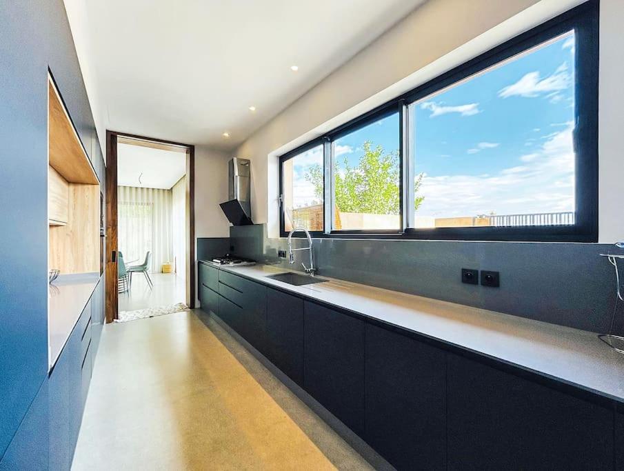 Luxury 4br With Pool, Amelkis Villa
