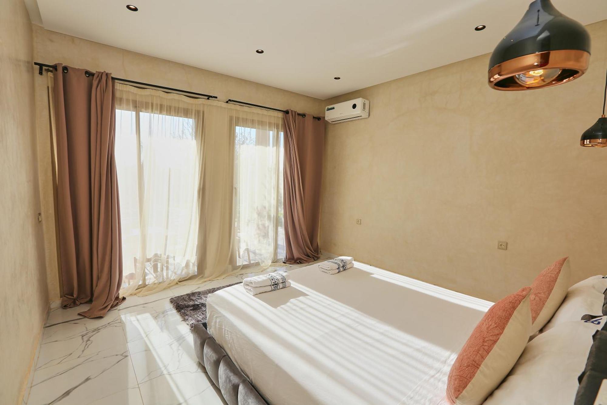 Iris ,moderne & Elegant Avec Piscine &jardin Villa