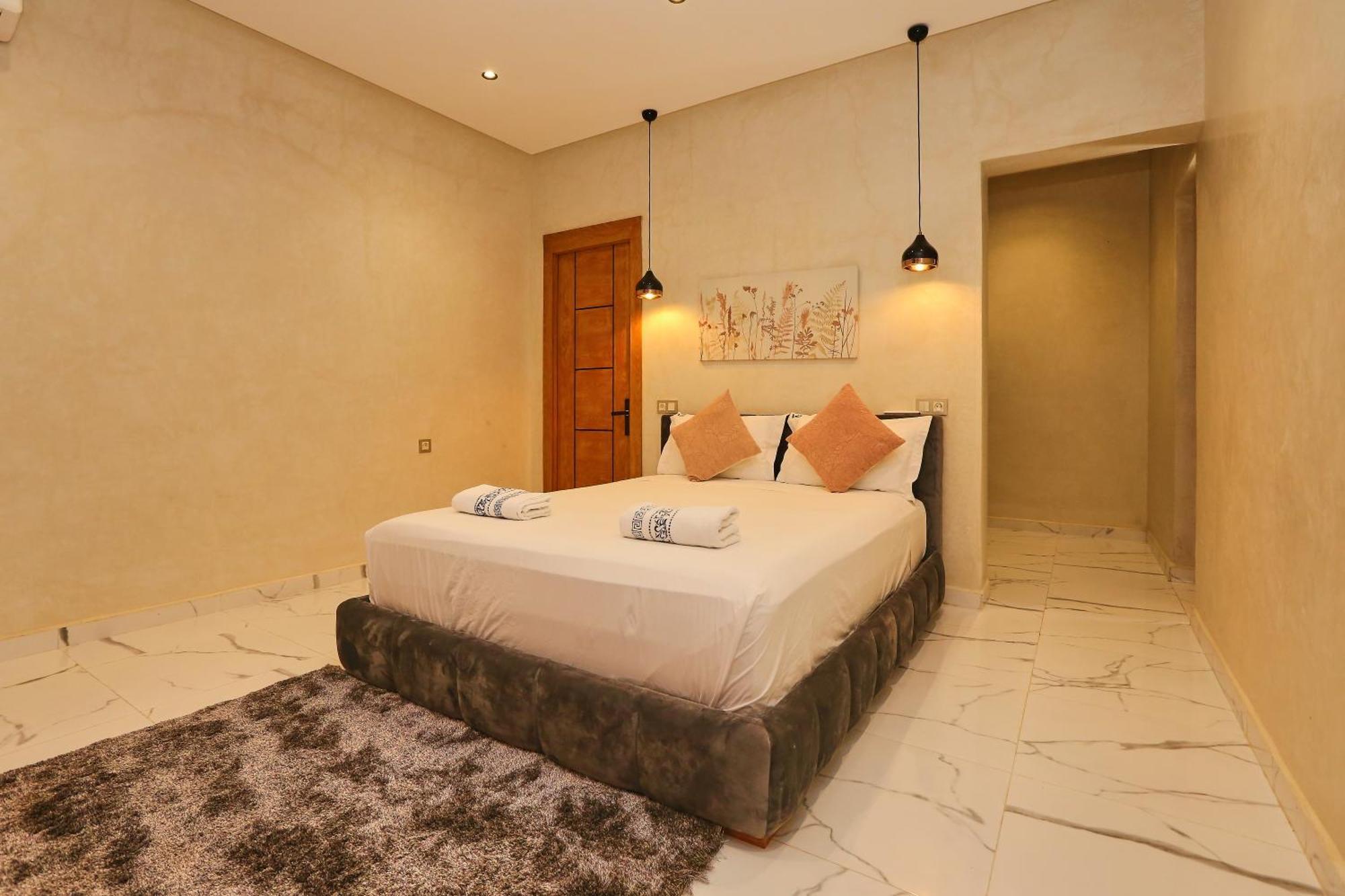 Iris ,moderne & Elegant Avec Piscine &jardin Villa
