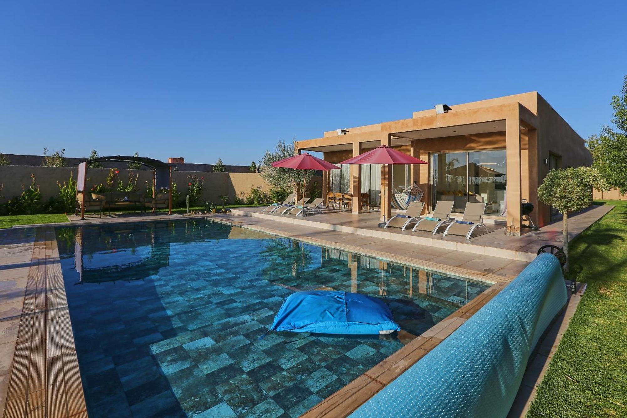 Iris ,moderne & Elegant Avec Piscine &jardin Villa