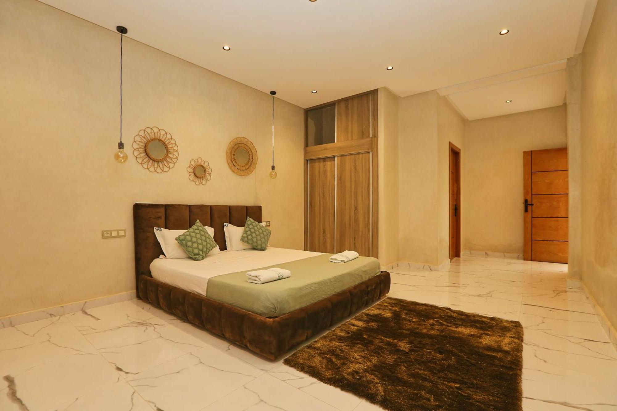 Iris ,moderne & Elegant Avec Piscine &jardin Villa
