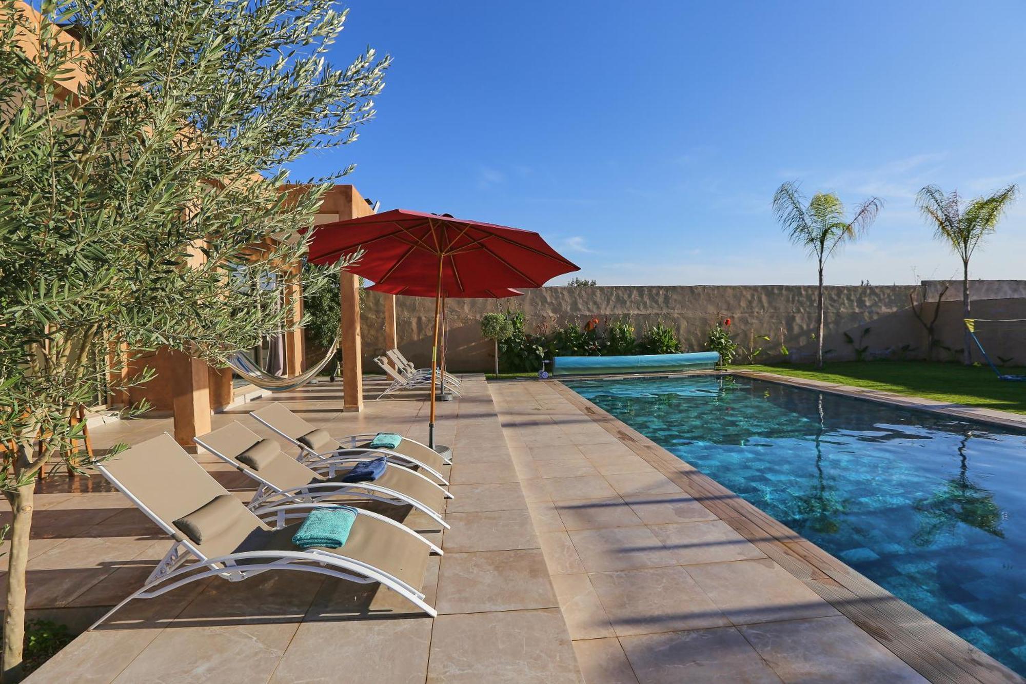 Iris ,moderne & Elegant Avec Piscine &jardin Villa