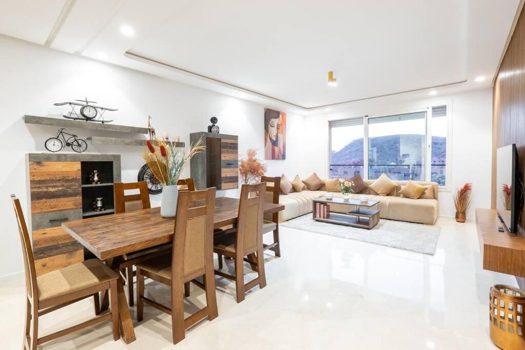 Luxury 2 Bedroom With Mountain View Apartment