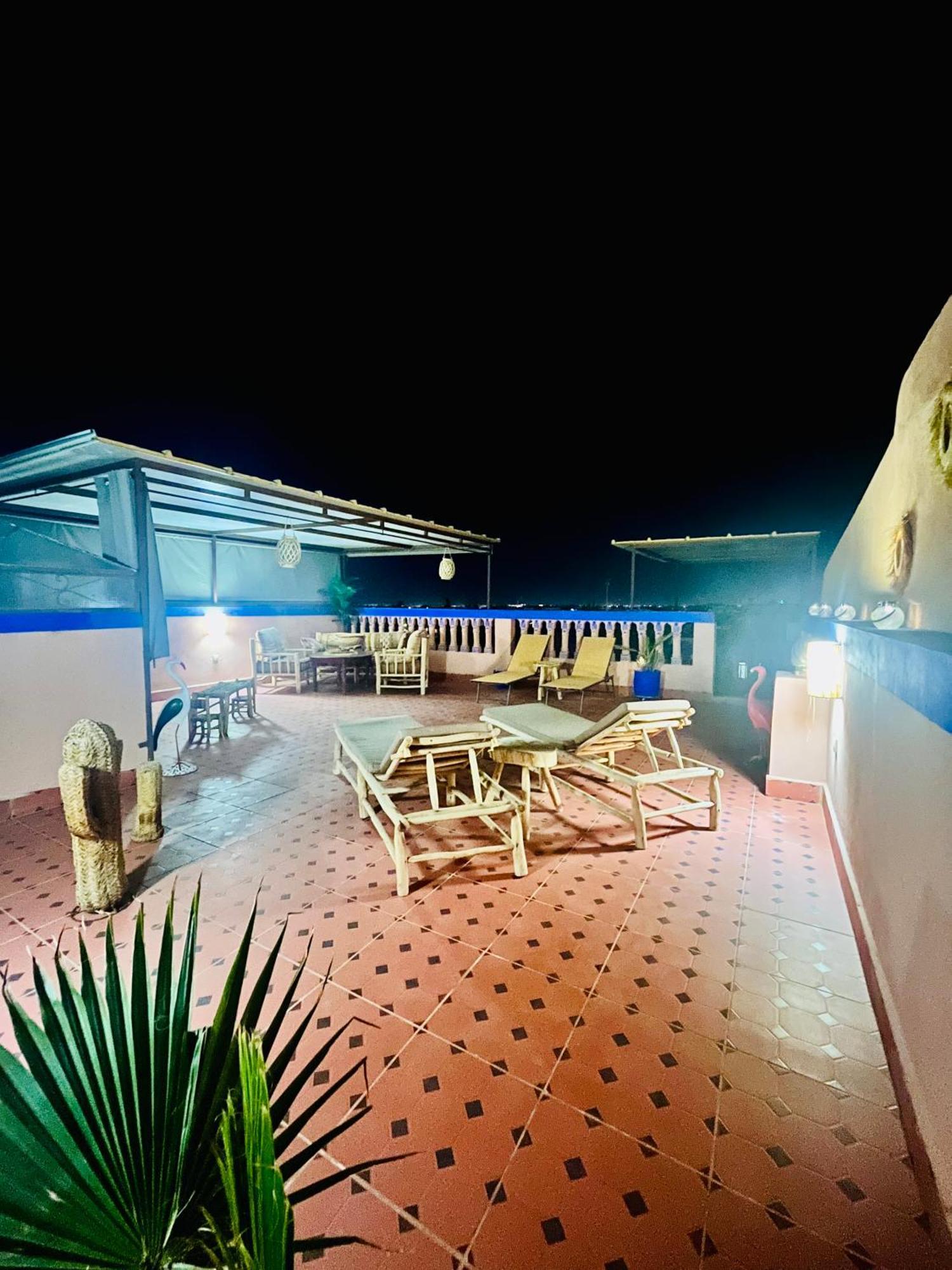 With Ac, Patio And Rooftop Climatise Avec Patio Et Toit Terrasse *