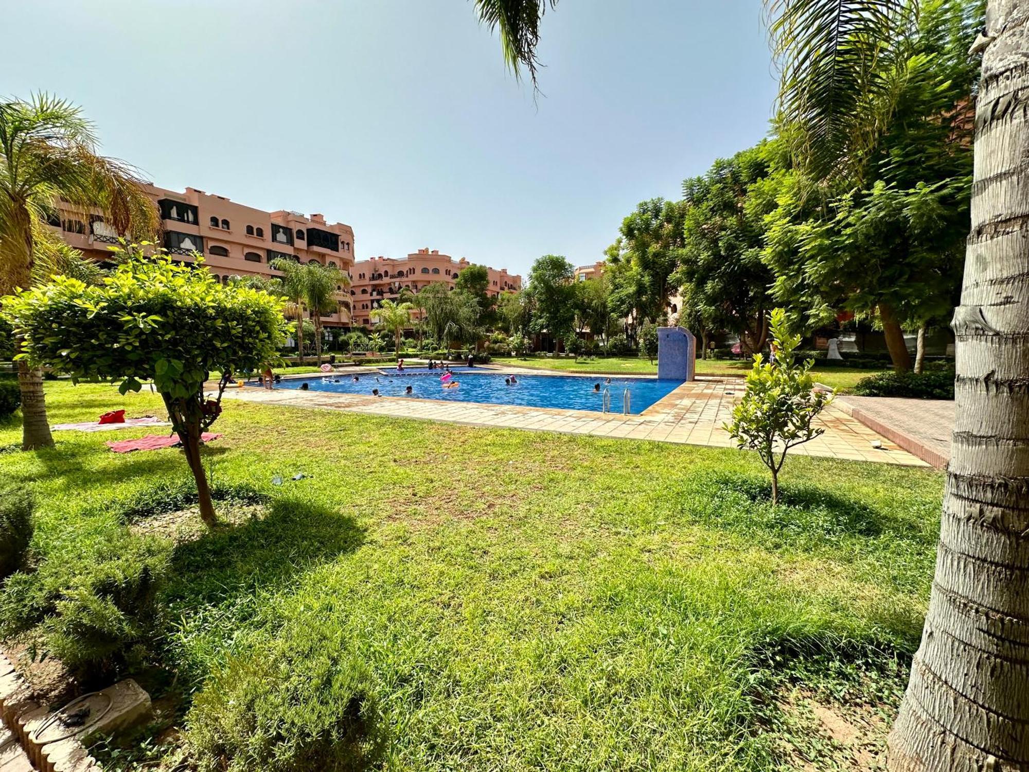 Oasis De Detente Avec Terrasse Et Vue Sur Piscine Appartamento