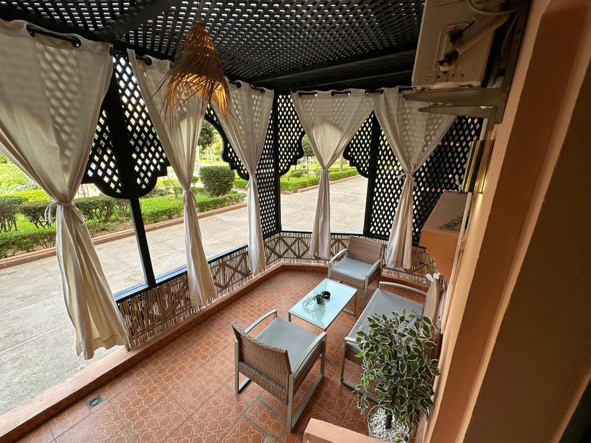 Oasis De Detente Avec Terrasse Et Vue Sur Piscine *