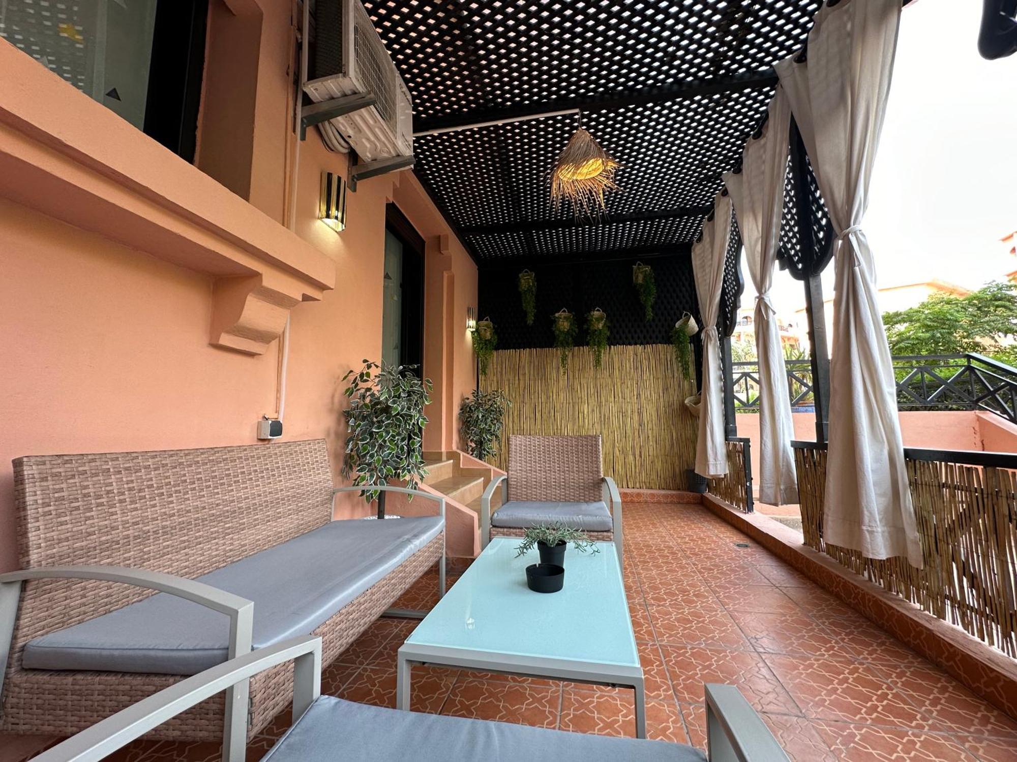 Oasis De Detente Avec Terrasse Et Vue Sur Piscine