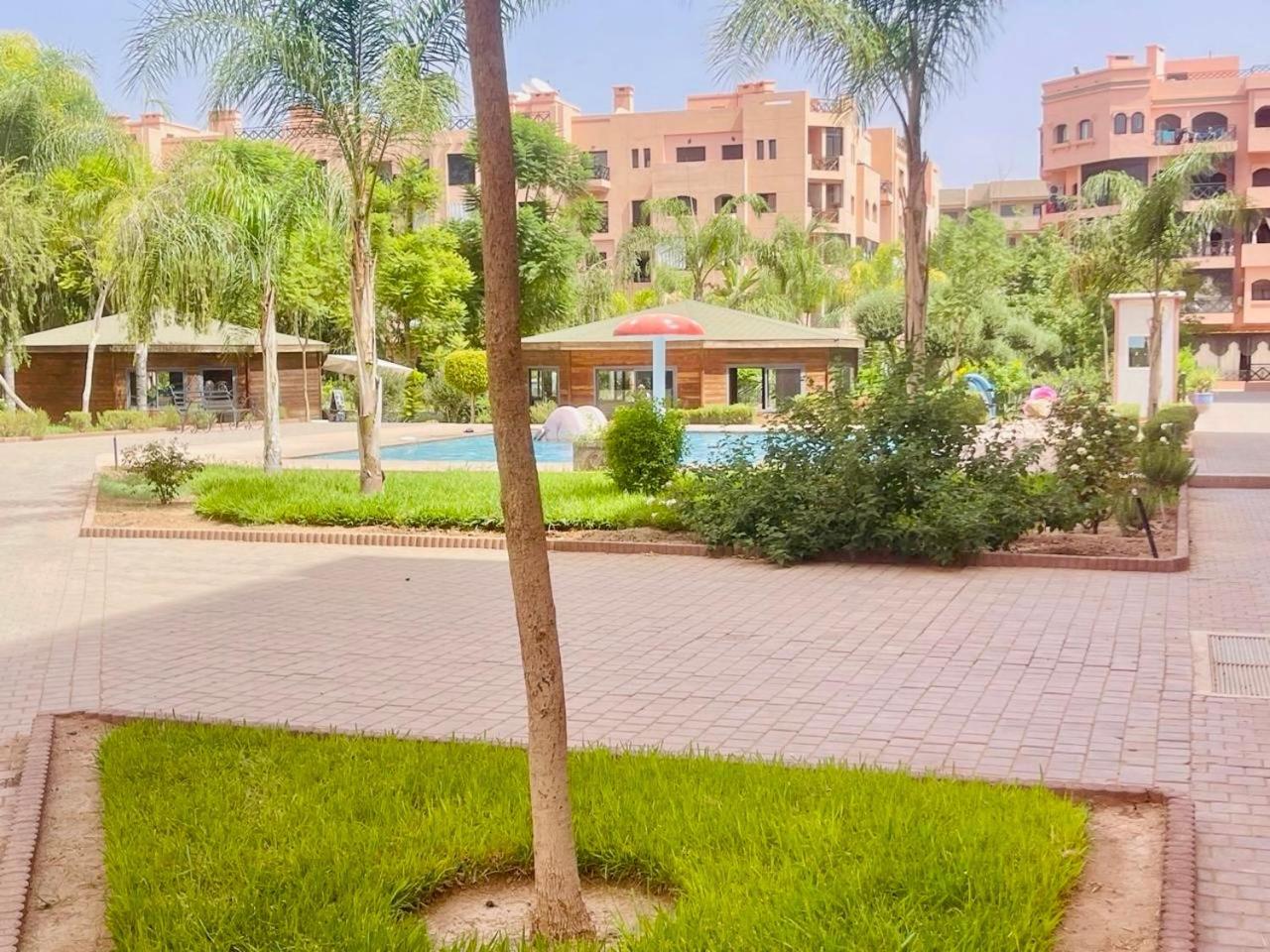 Oasis De Detente Avec Terrasse Et Vue Sur Piscine Appartamento