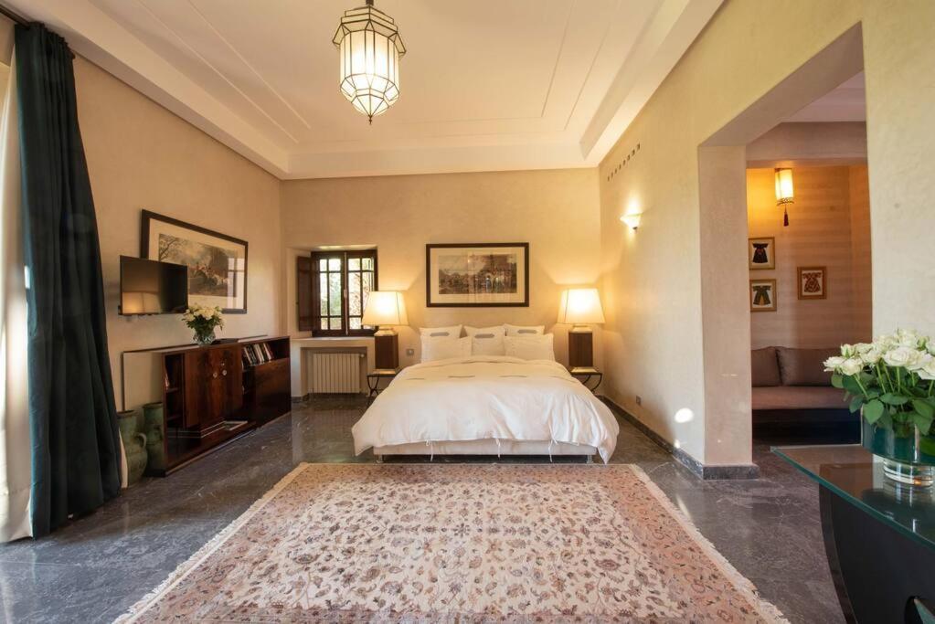 Exceptional On 10,000 Meter Square With Heated Pool