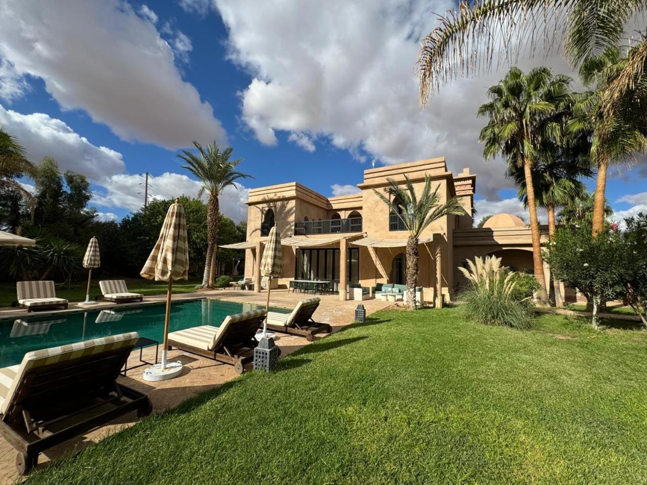 Ania Villa *