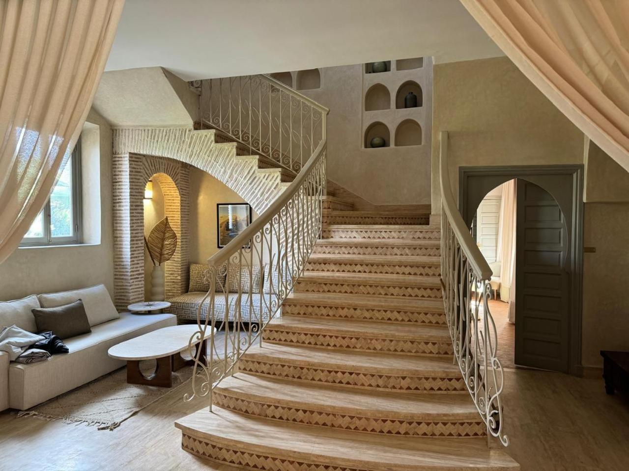 Ania Villa *
