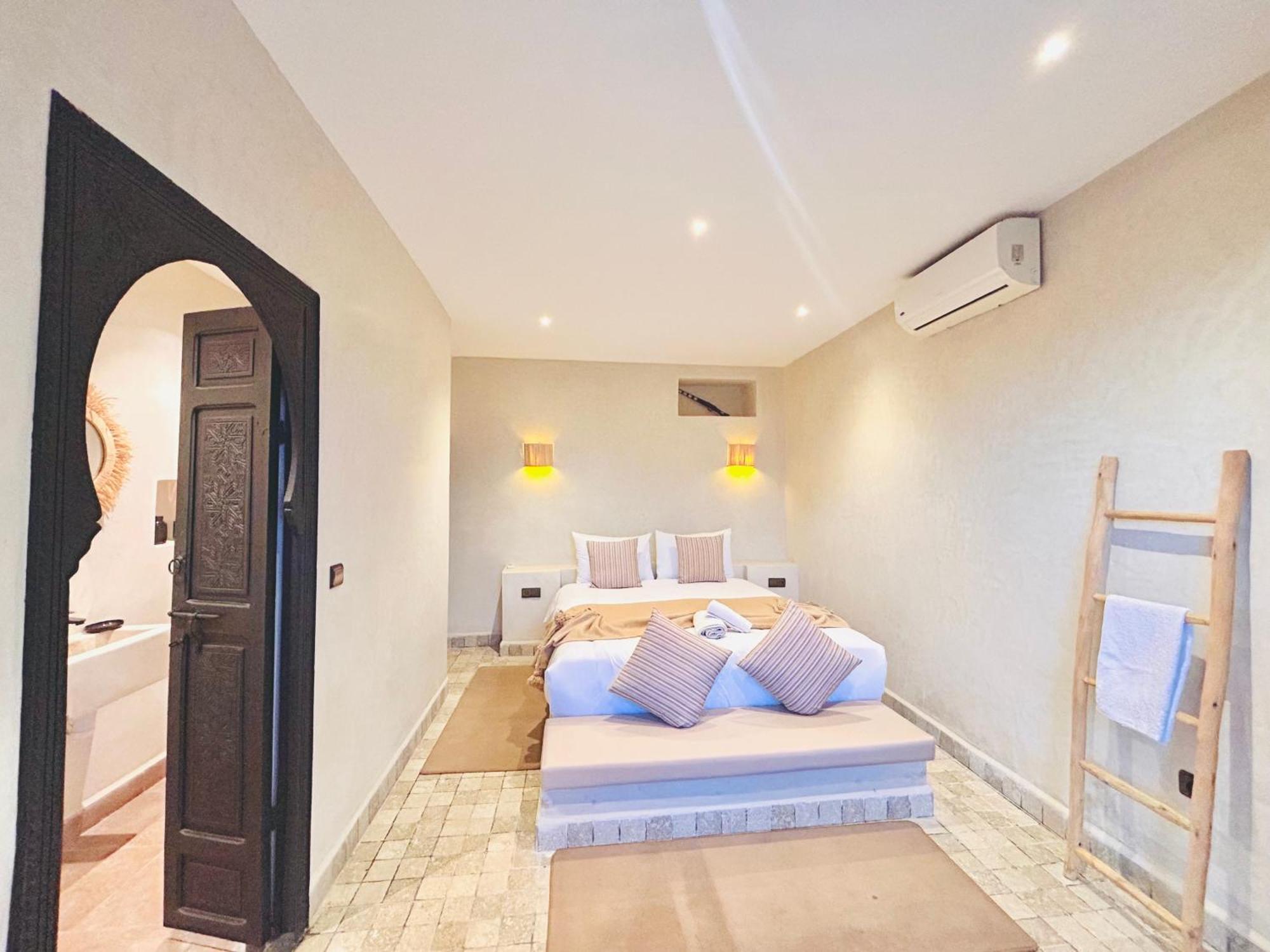 Piscine Privee Sans Vis A Vis , Vue Superbe , Proche Centre - Fibre Optique Wifi *