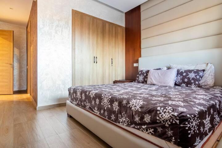 Wonderful With Garden And Large Pool Appartement