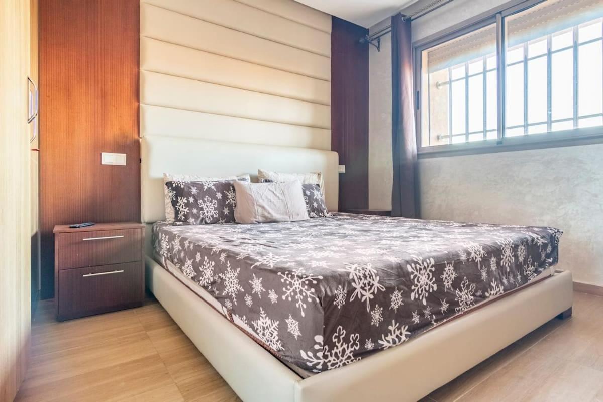 Wonderful With Garden And Large Pool Appartement *