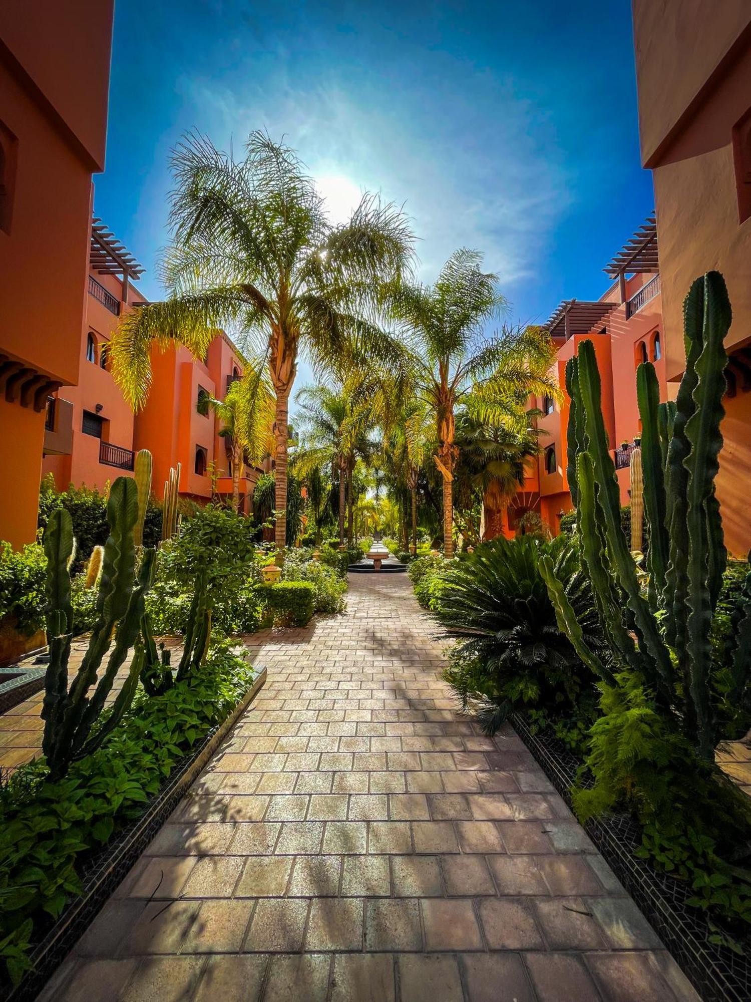 Stunning Patios & Gardens Apartment *