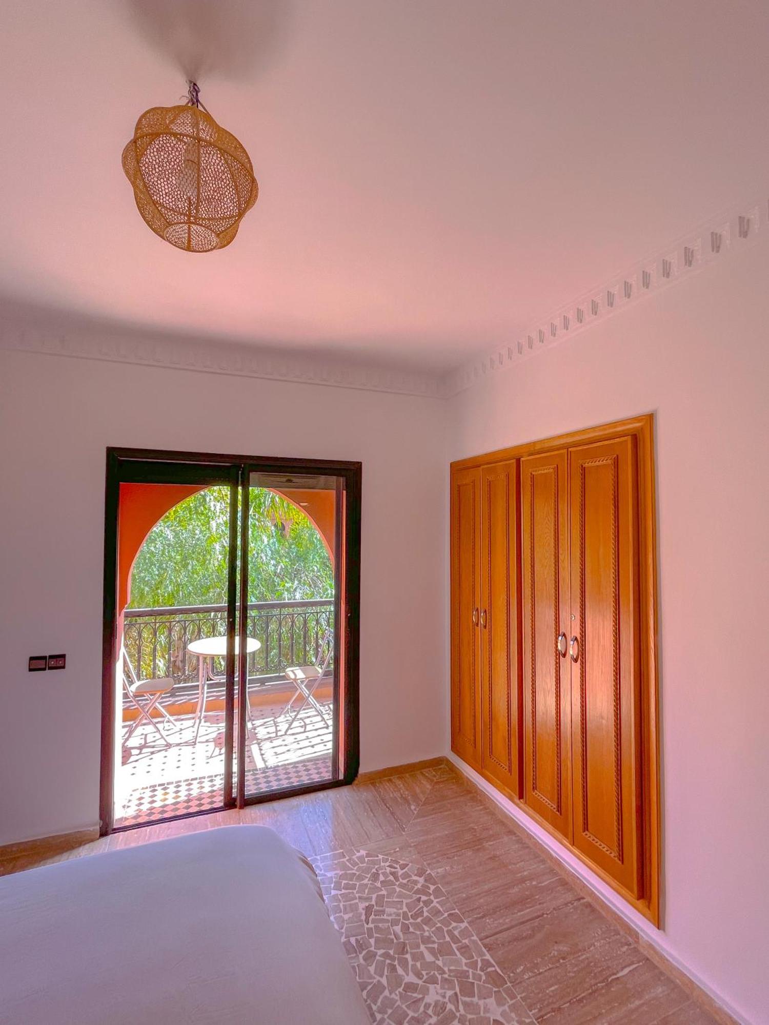 Stunning Patios & Gardens Apartment *