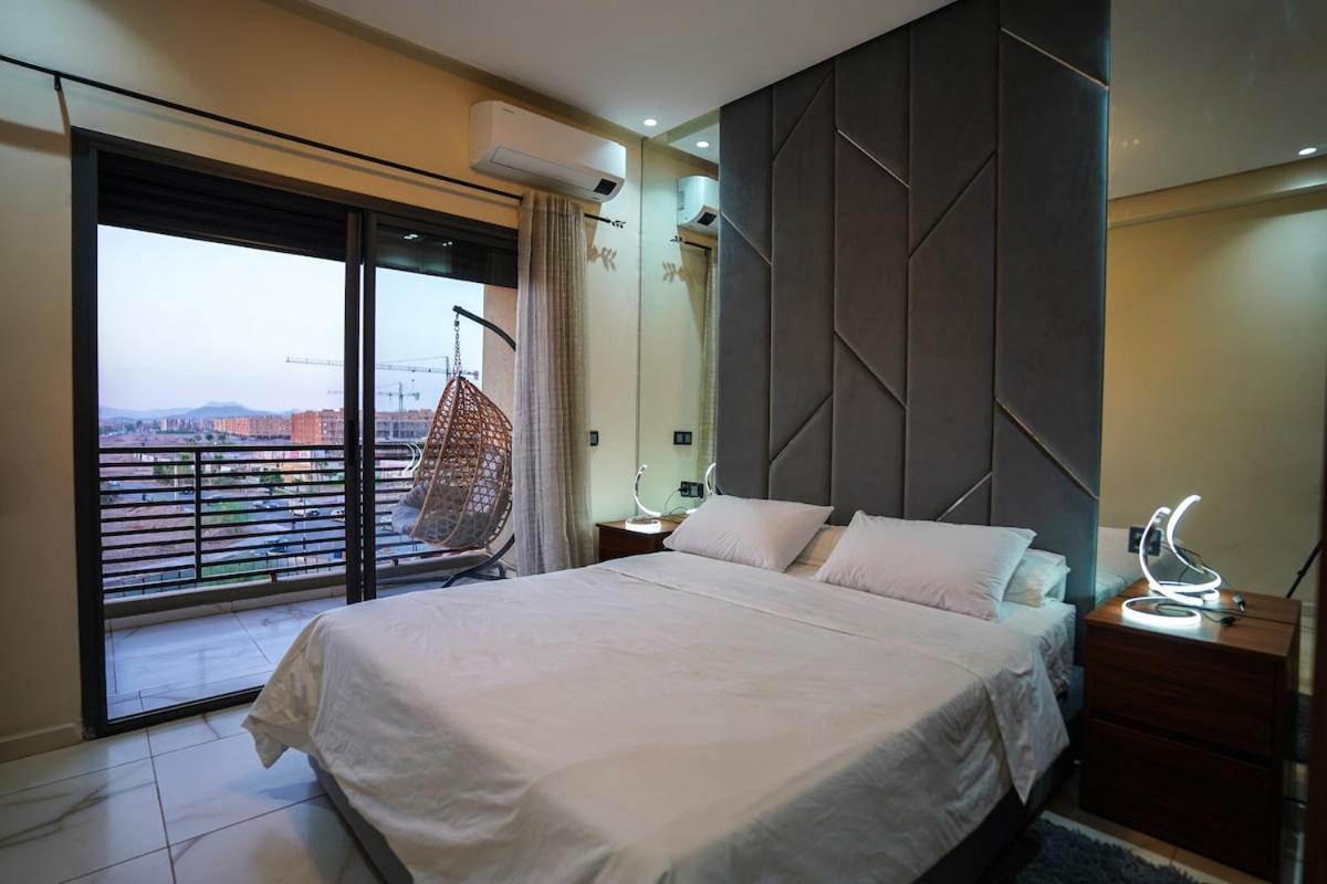 New And Luxurious With A Pool *