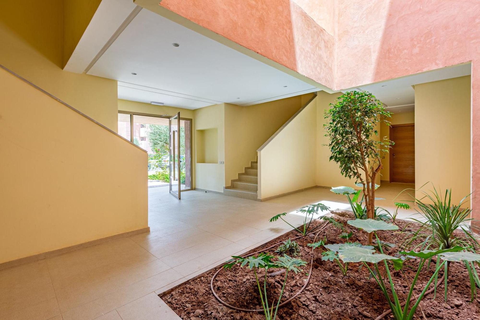 Luxury Garden-level With Poolside Serenity *
