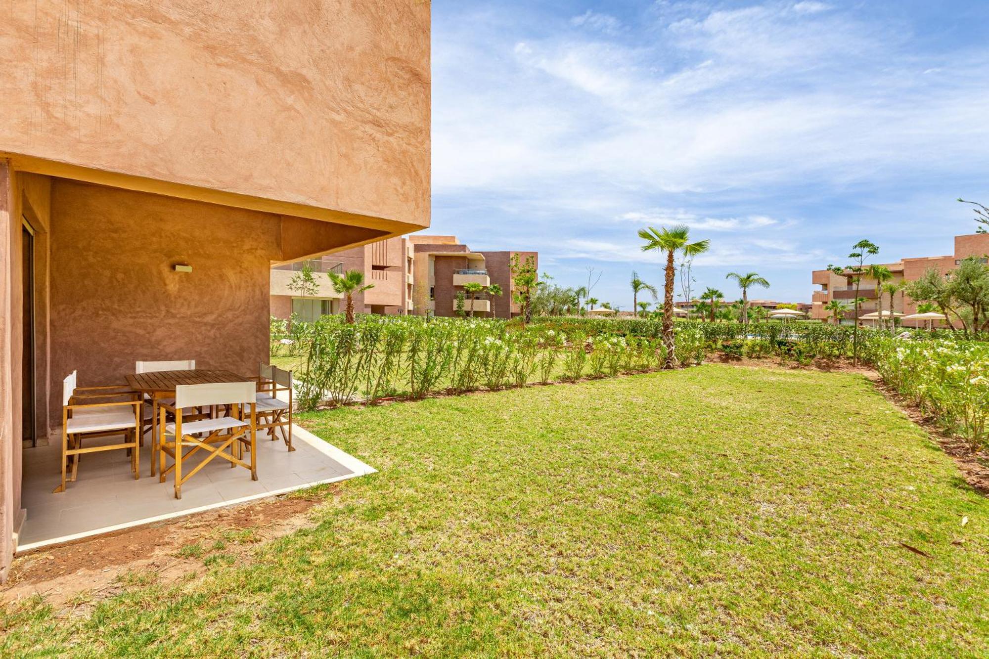 Luxury Garden-level With Poolside Serenity *