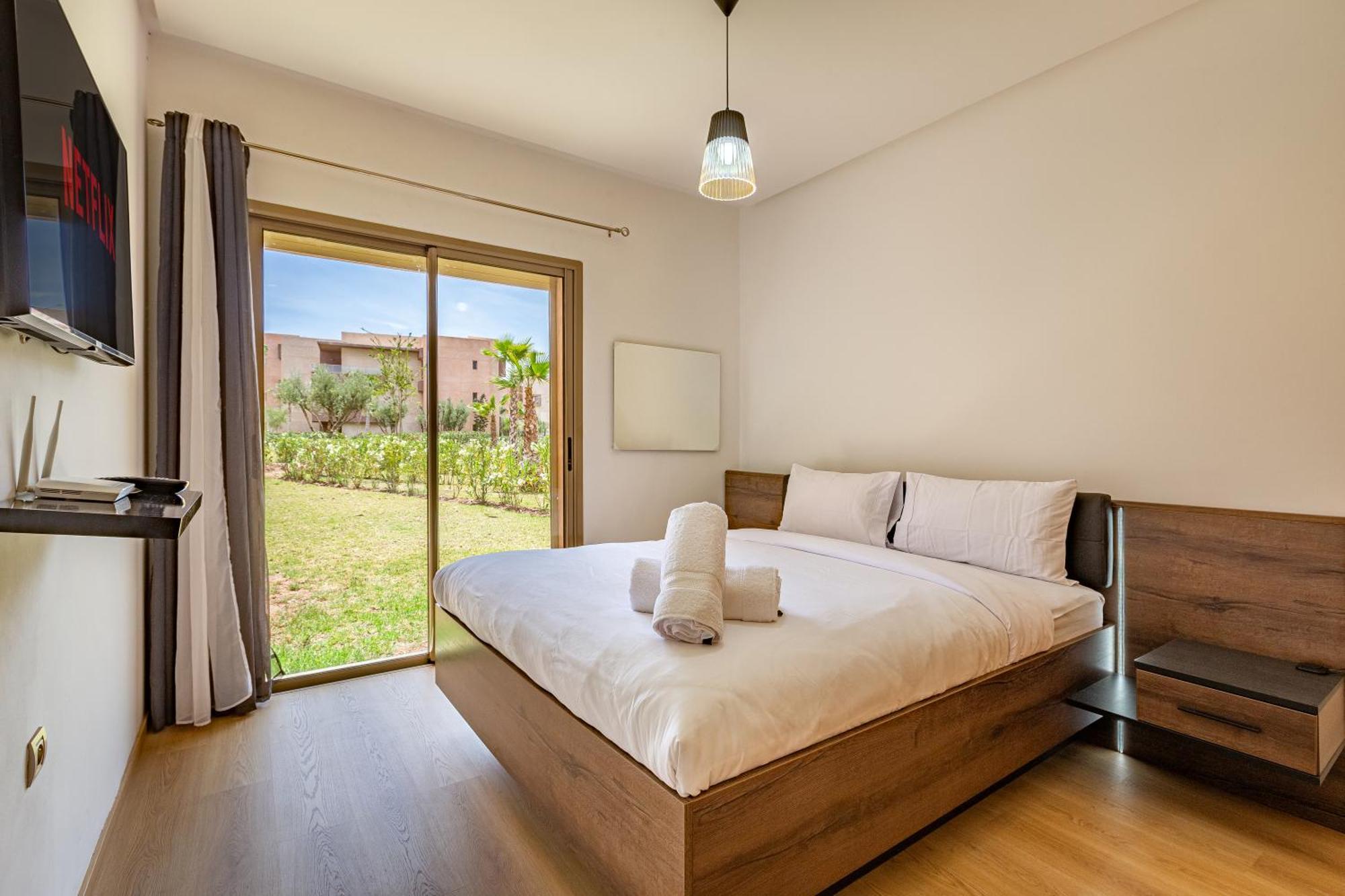 Luxury Garden-level With Poolside Serenity Appartement